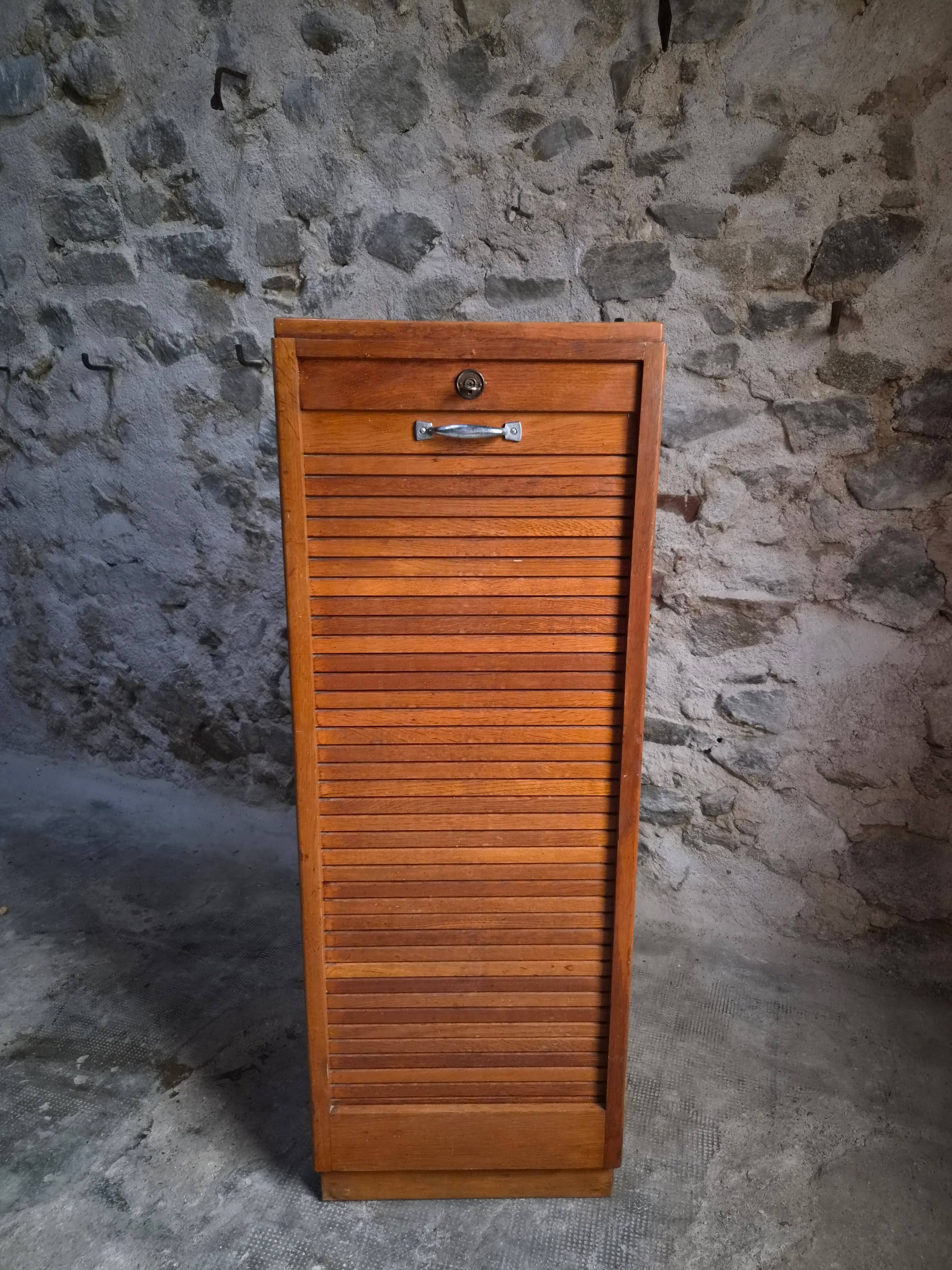 Armoire à rideau vintage en chêne | France | 1960s–1970s