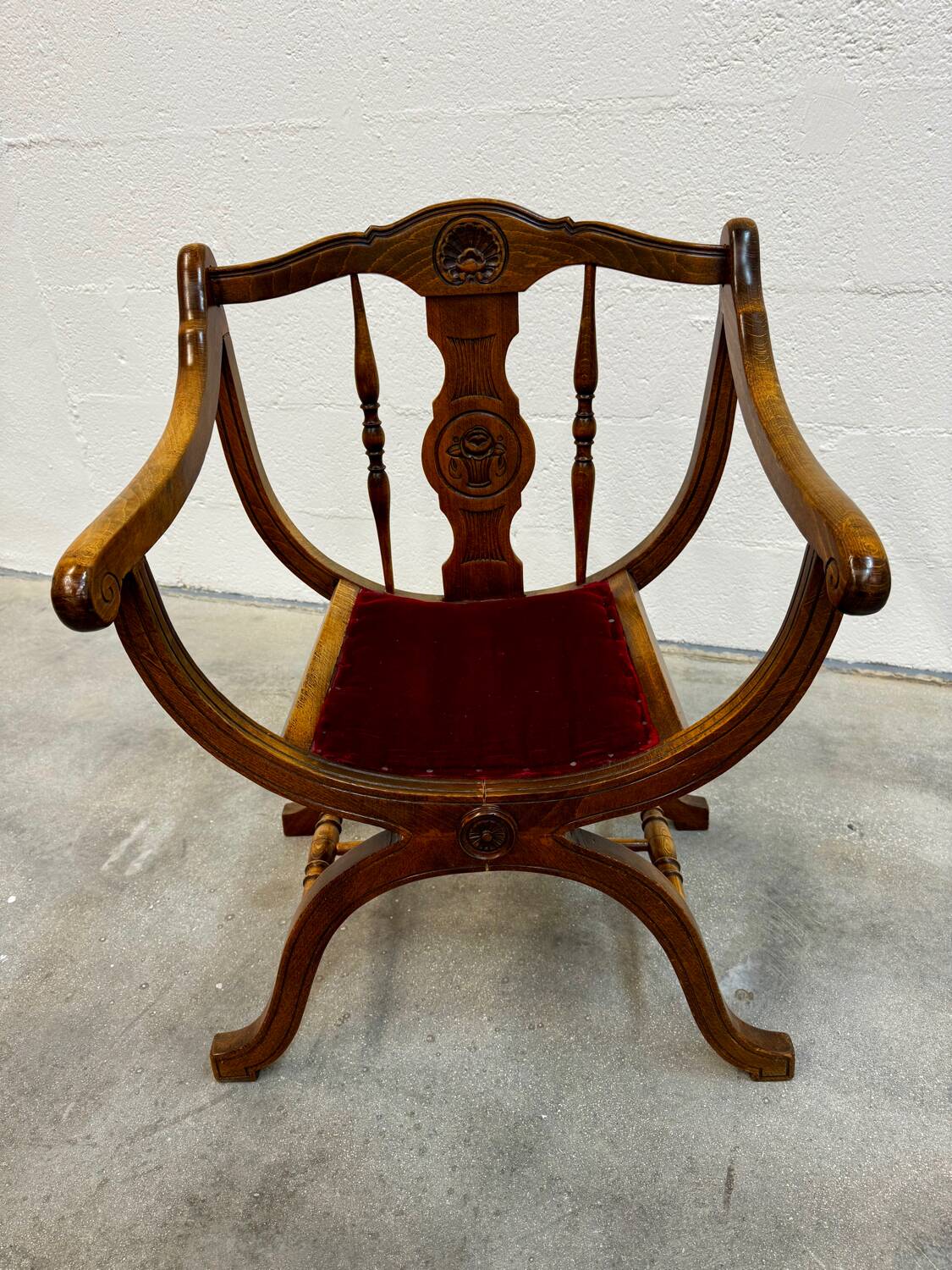 Dagobert armchair with red upholstery