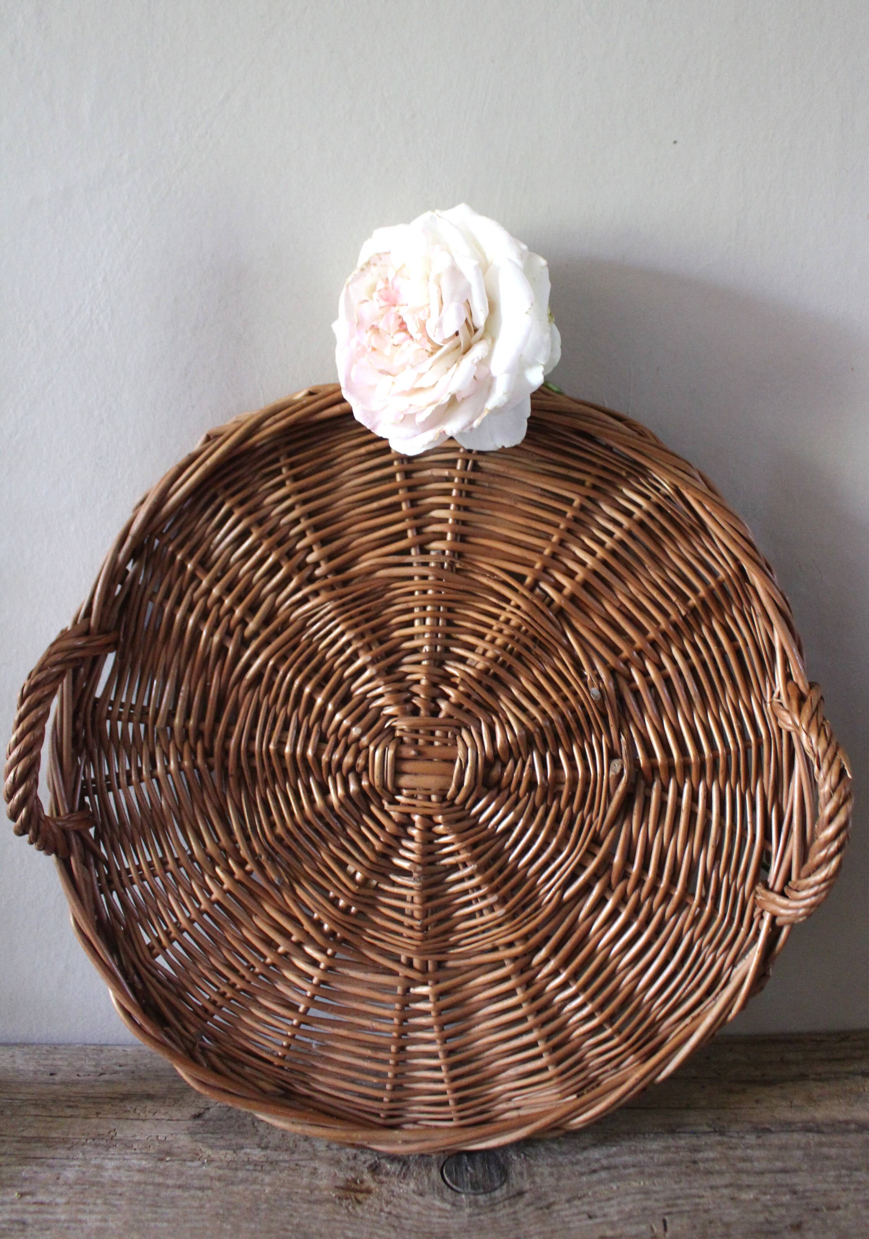Medium round wicker plateau with two handles.