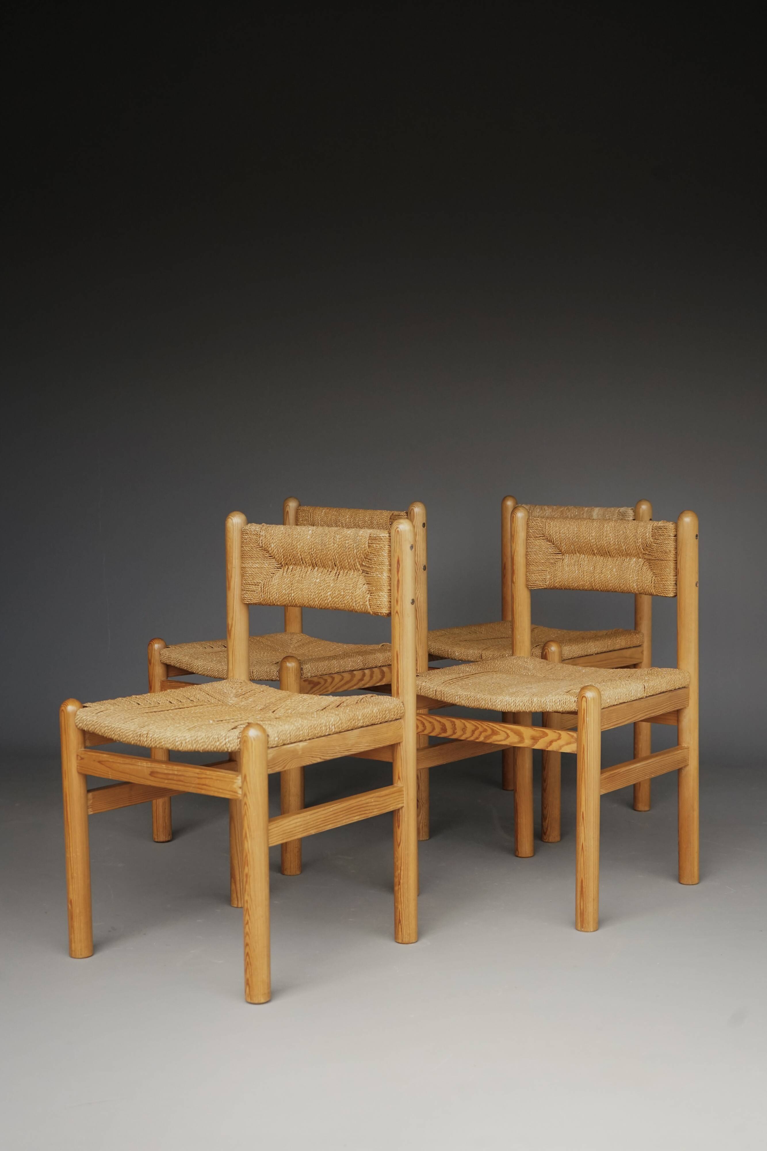 4 chaises de salle à manger en pin et jonc de mer dans le goût de Charlotte Perriand, années 1960