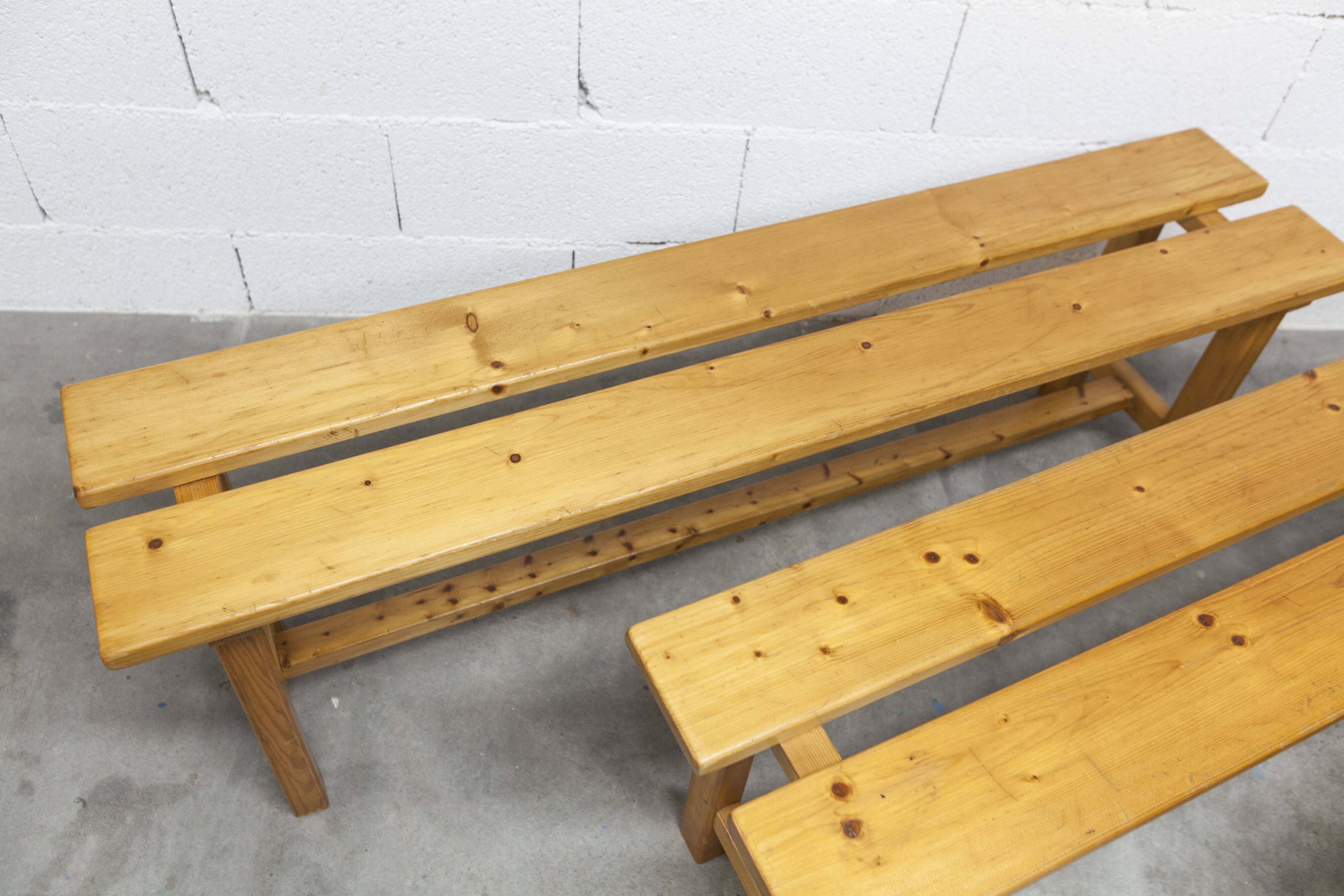 Set of 2 benches and 2 stools in pine, 1970s mountain style.