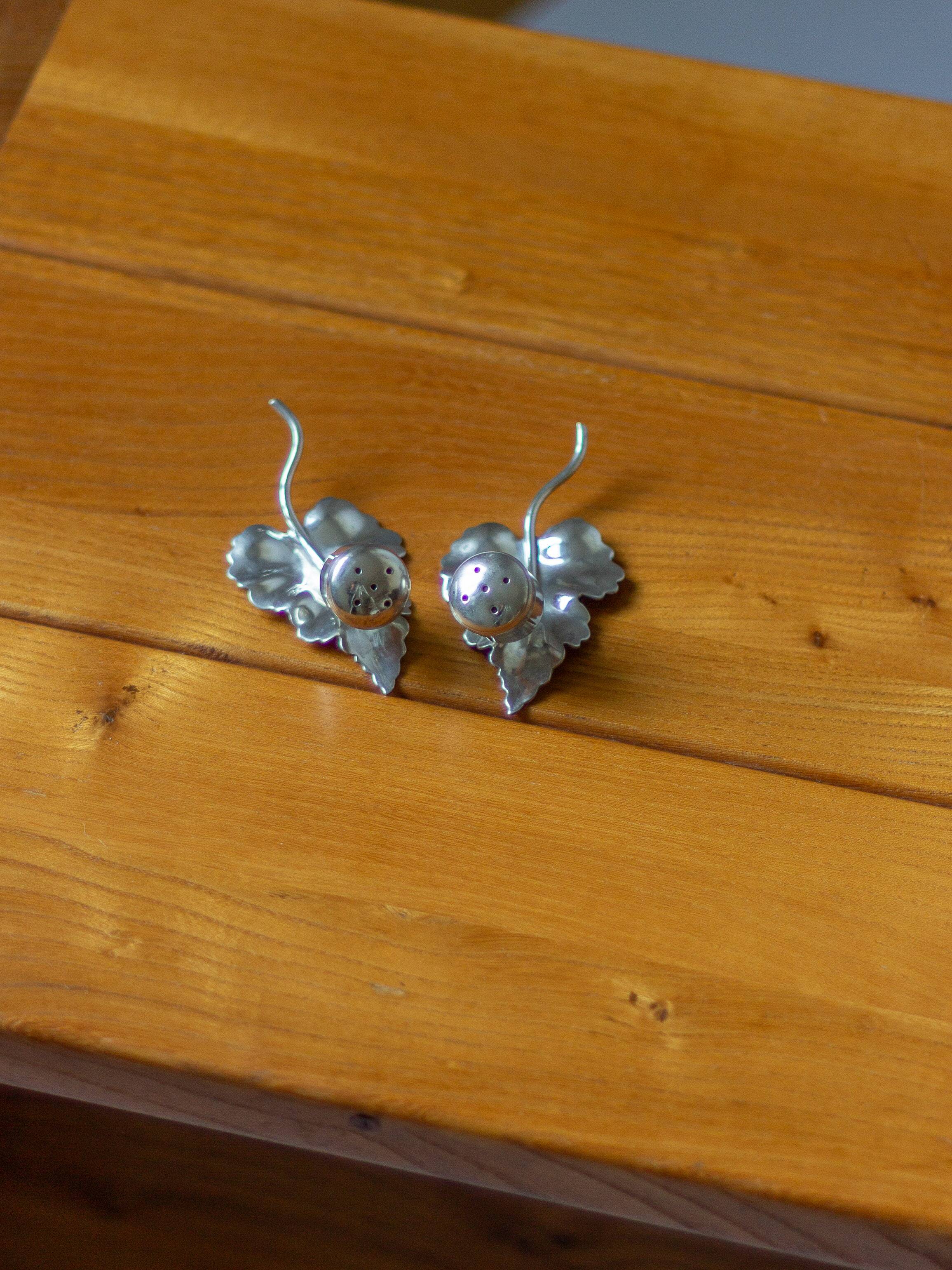 Set of a salt shaker and a pepper shaker in silver-plated metal, ENPS, England.