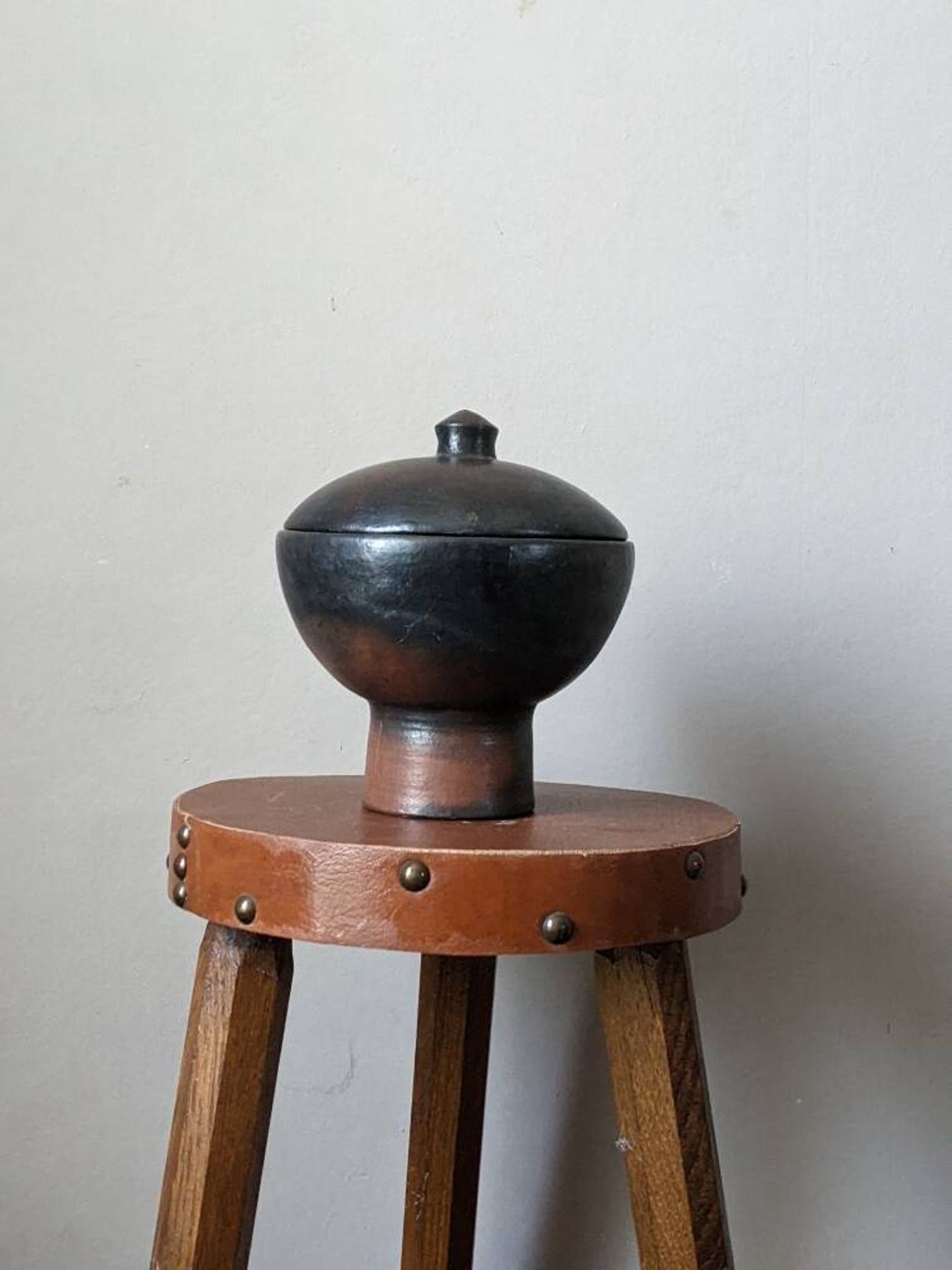 Céramique japandi fabrication artisanale poterie handmade porte encens