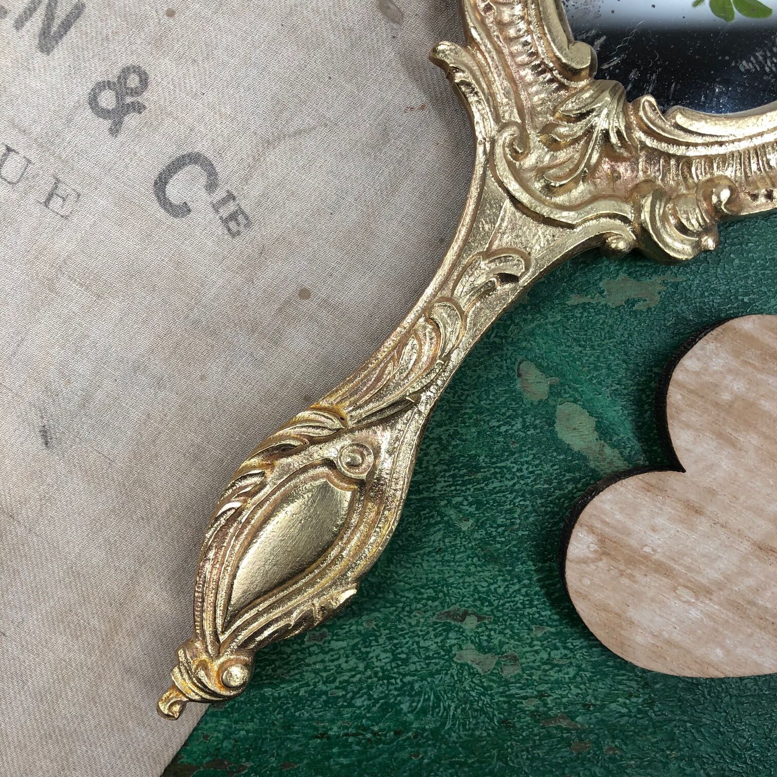 Bronze "face to hand" mirror