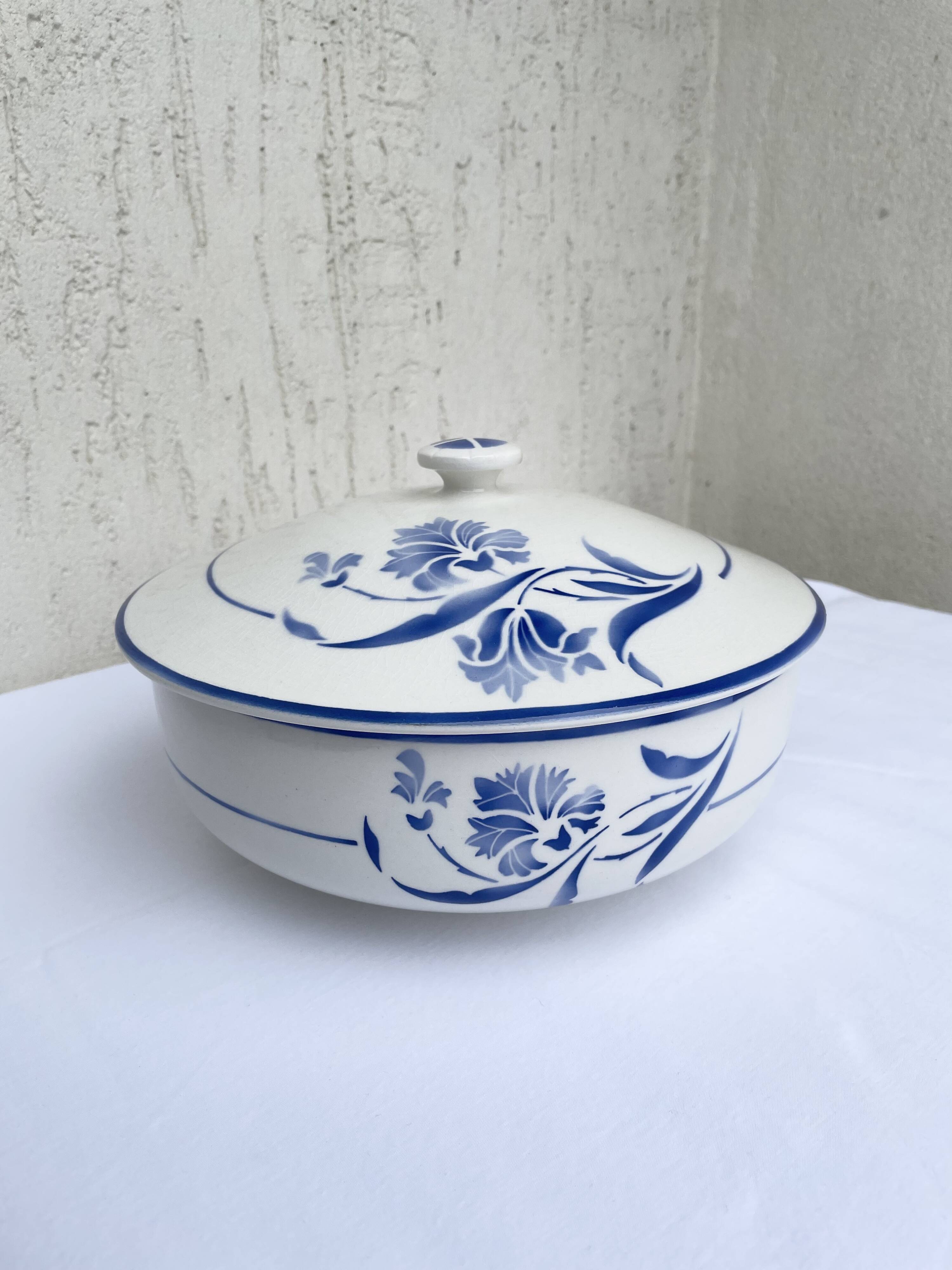 Antique GIEN soup tureen model "Alberic" from the 1940s.