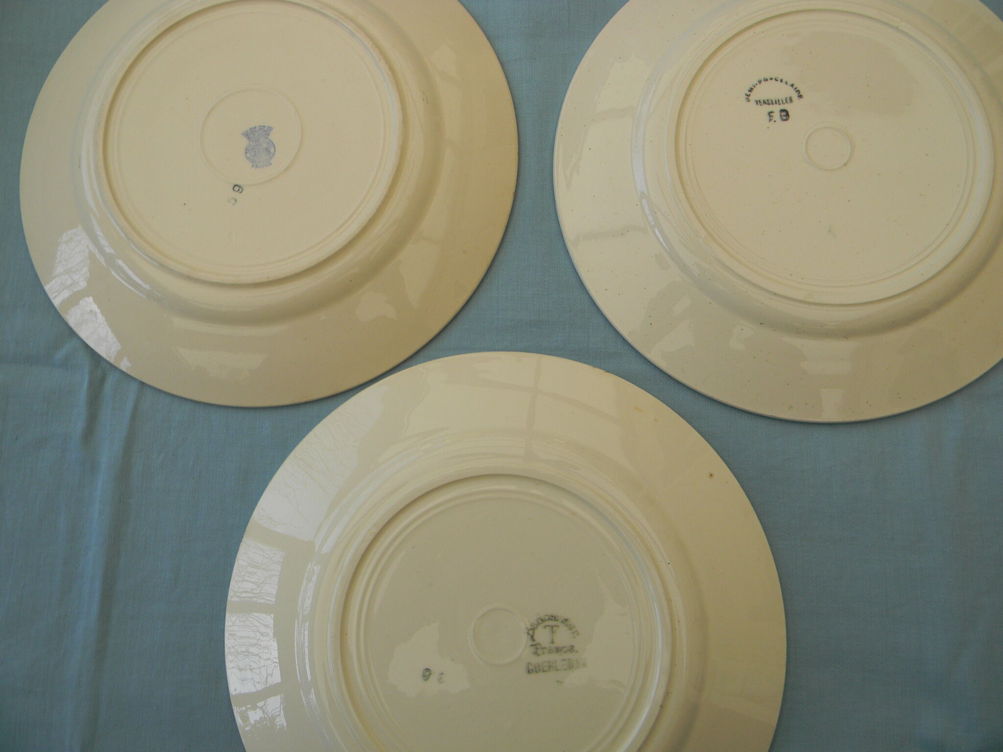 Lot of 3 vintage flat plates in faience