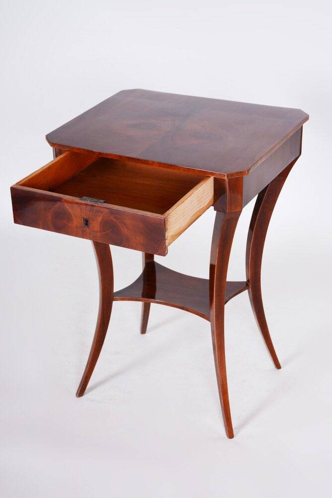 Small Biedermeier Table in Walnut, 1830s