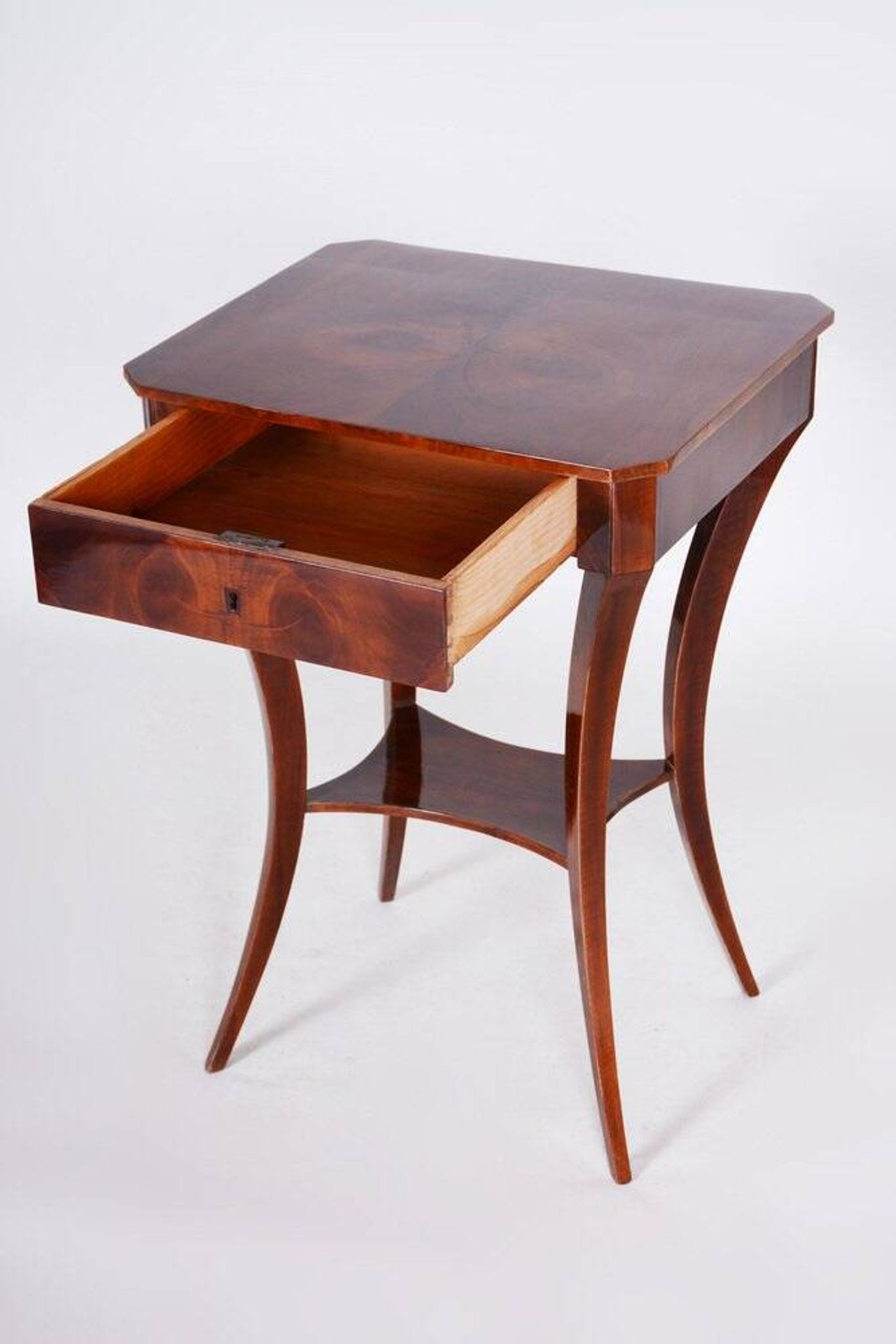 Petite table Biedermeier en noyer, années 1830