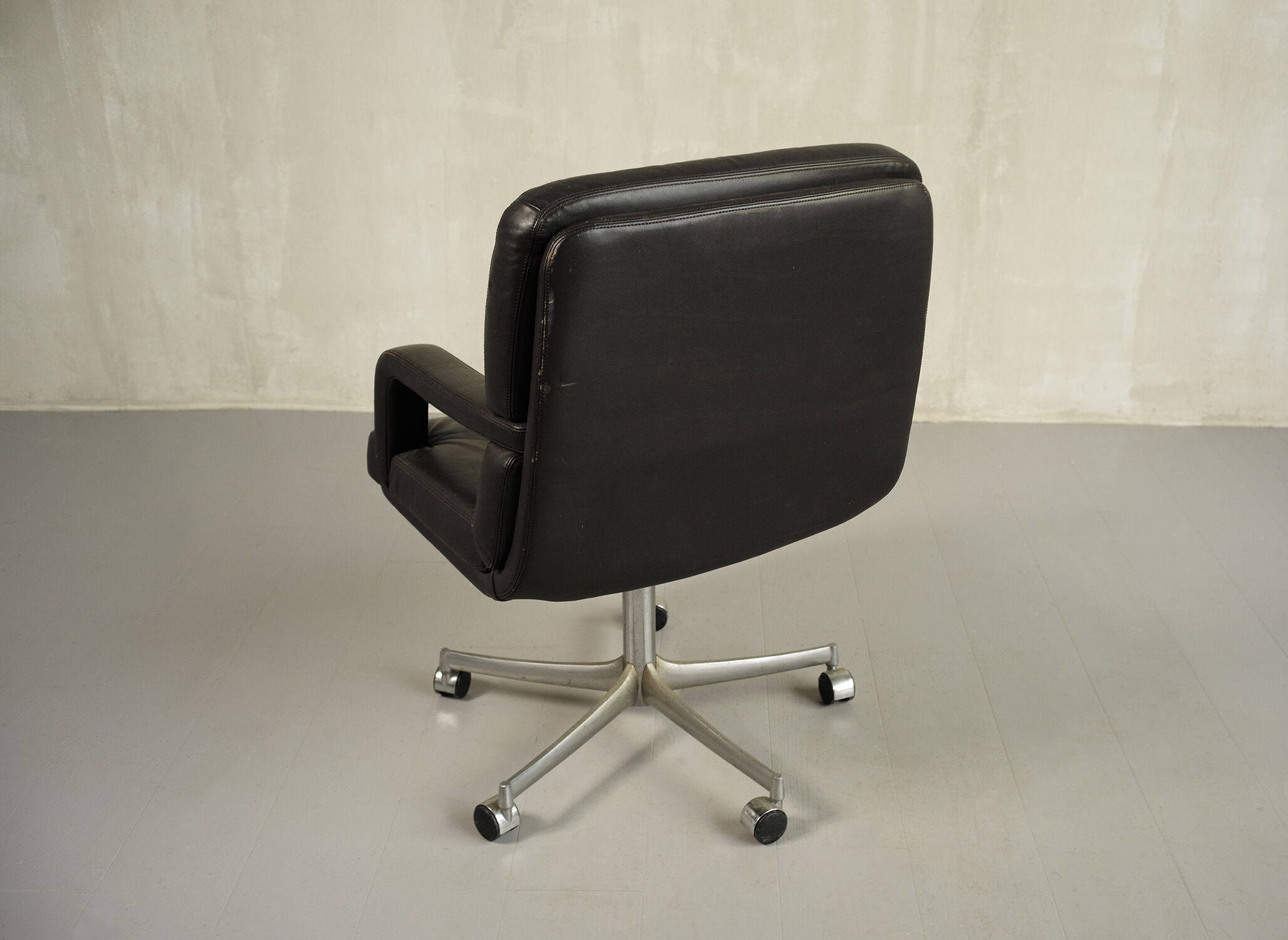 Leather armchair Mobilier International, 1970