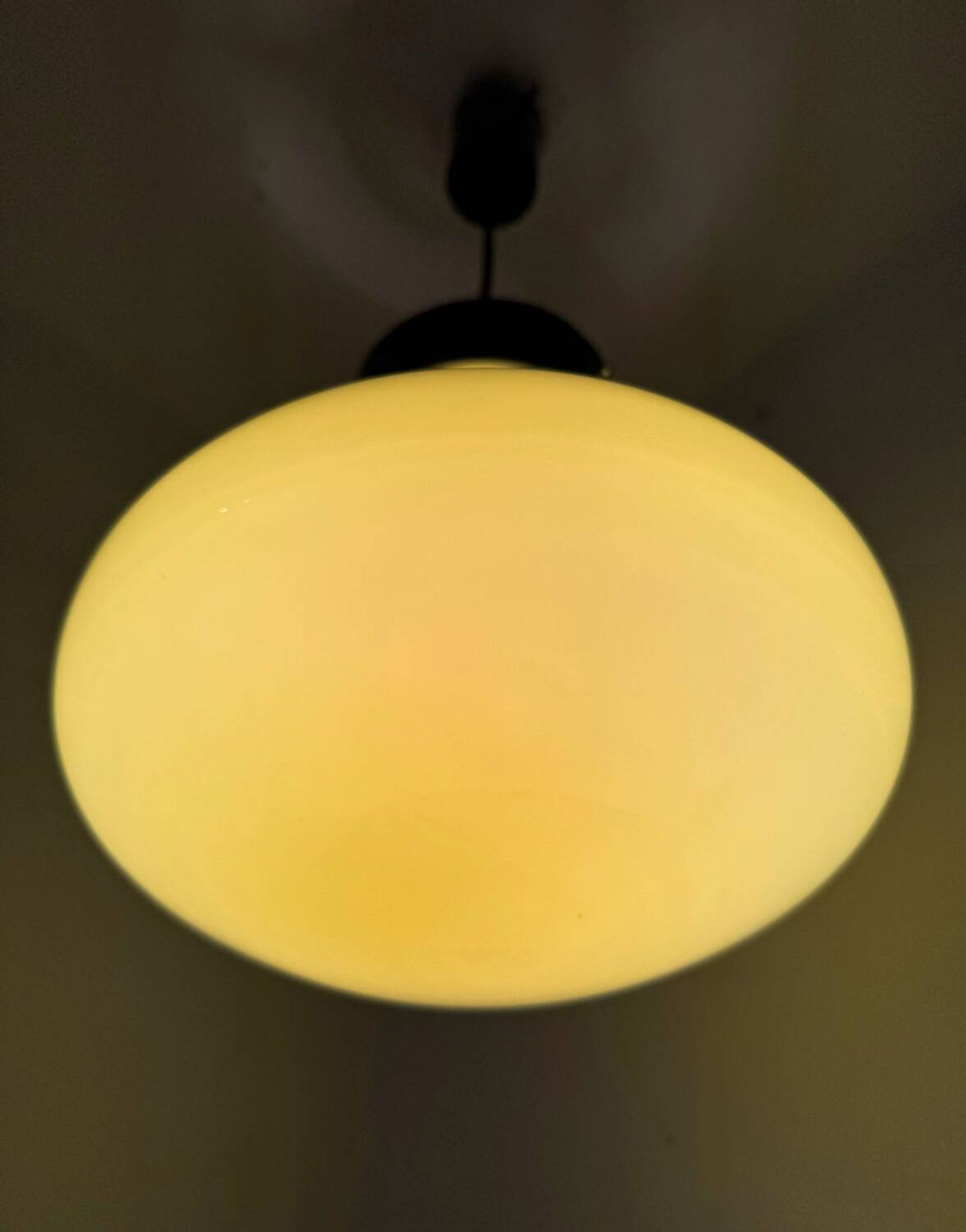 Suspension opaline jaune années 60