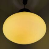 Suspension opaline jaune années 60