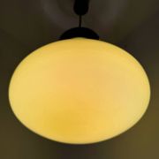 Suspension opaline jaune années 60