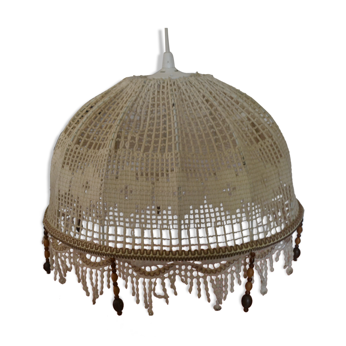 Suspension in lace and wooden beads