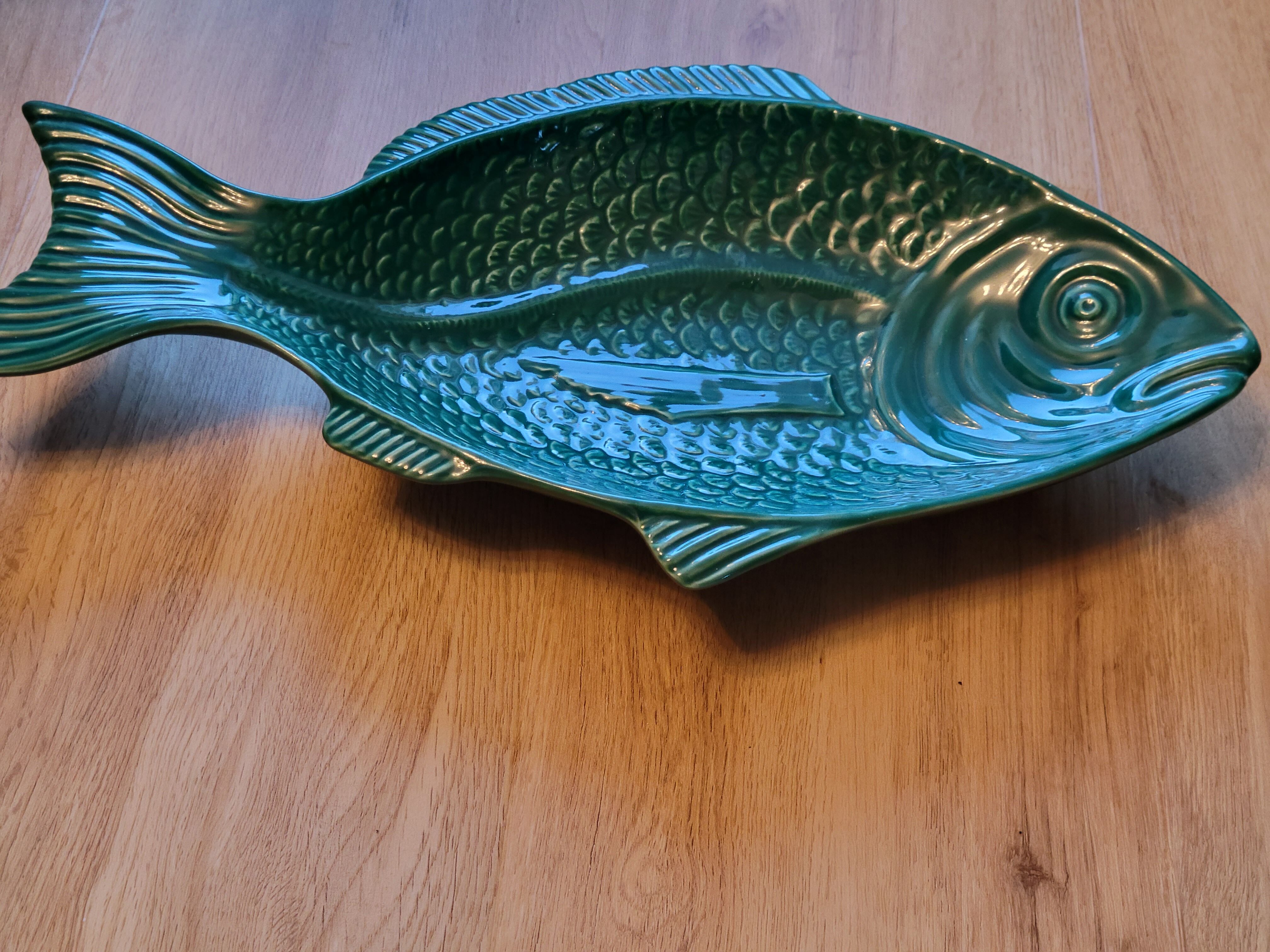 Ceramic serving flat plate in the shape of green fish