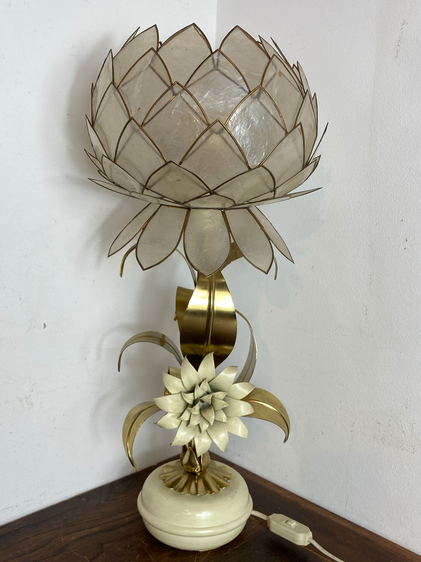 Lampe en laiton, métal et nacre