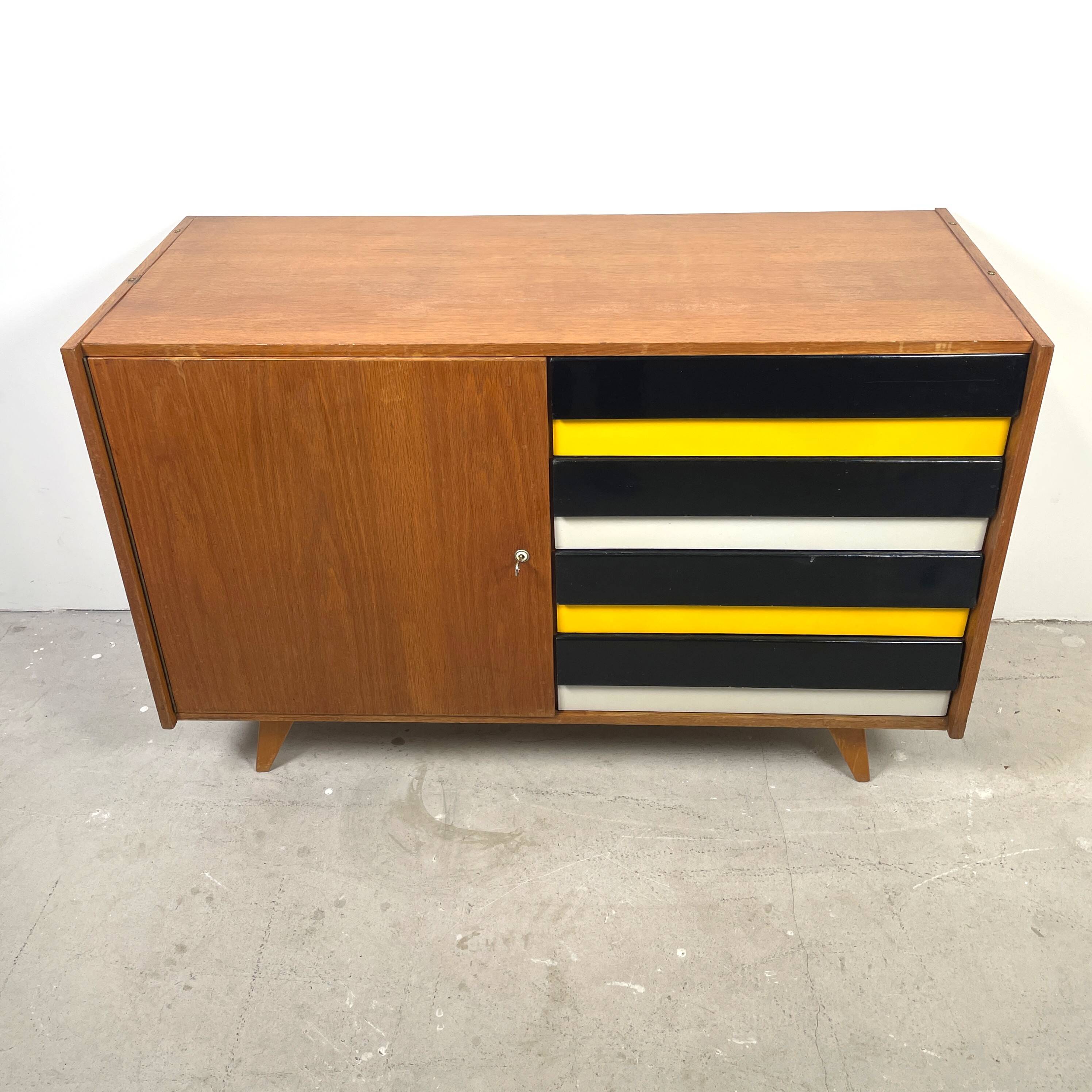 Buffet U458 de Jiří Jiroutek, tiroirs colorés