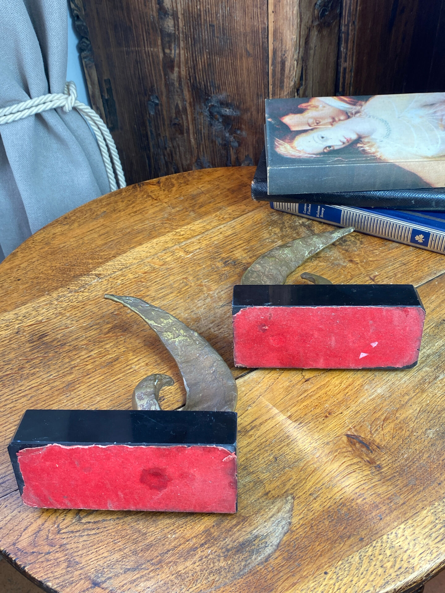 Bookends in bronze and marble
