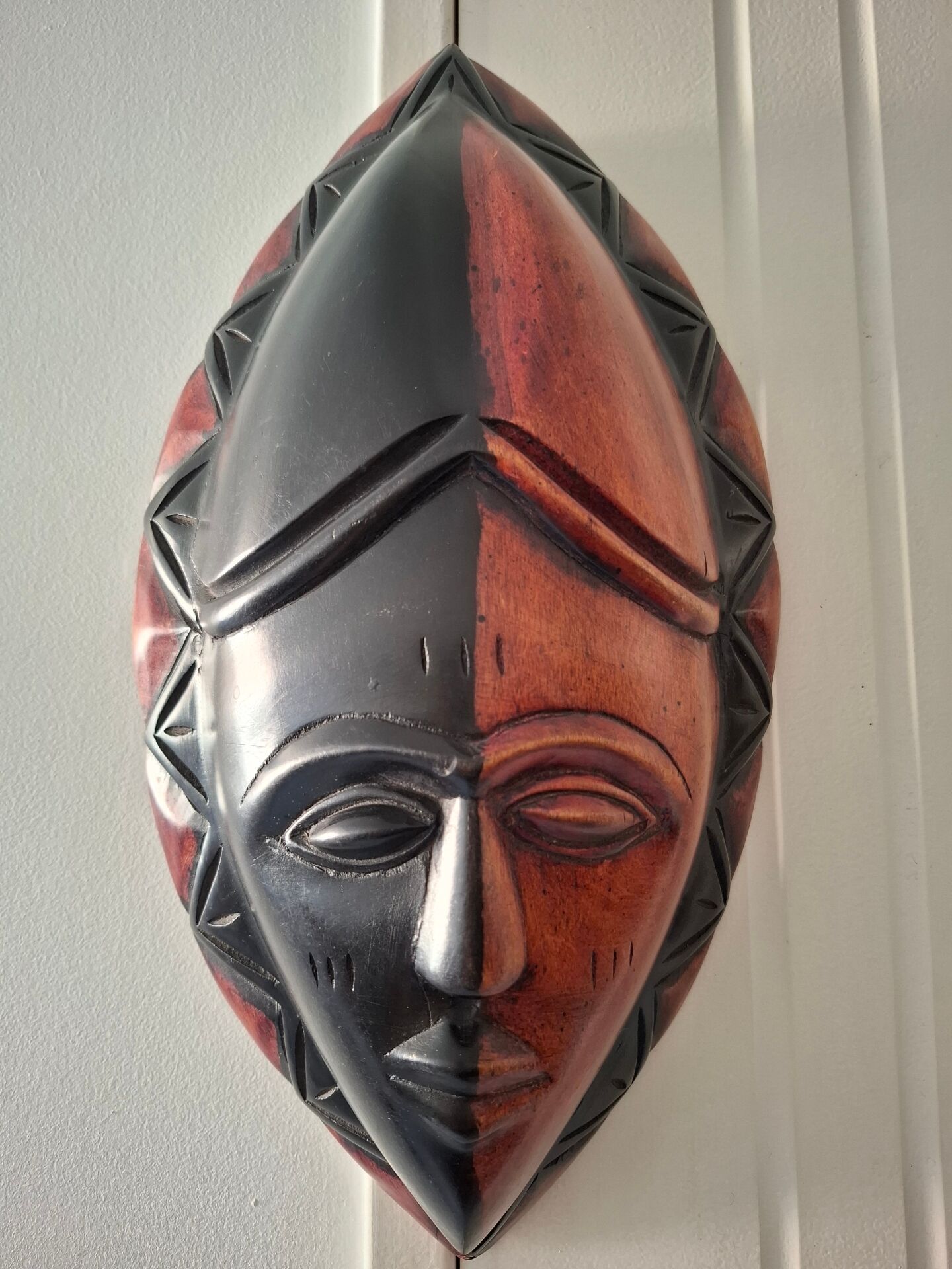 Masque africain en bois art tribal