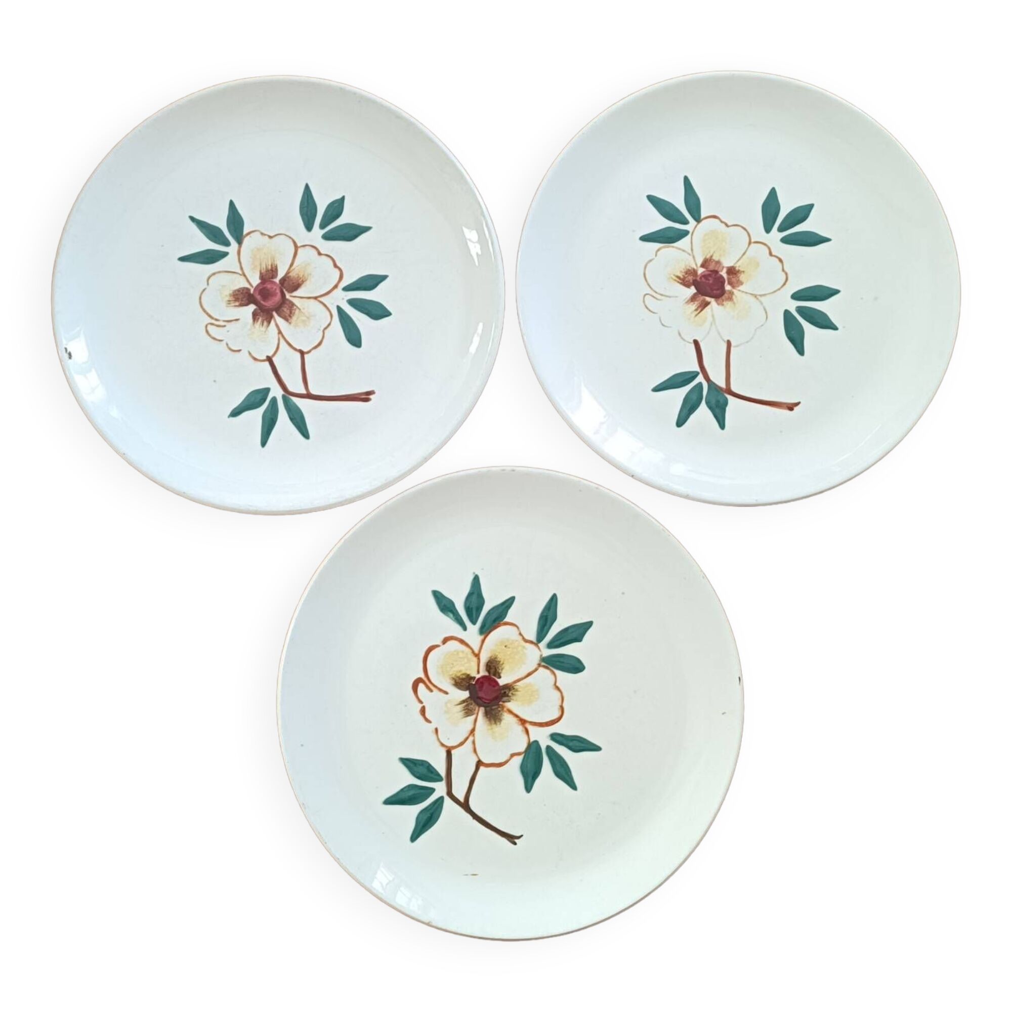3 assiettes à décor de fleur