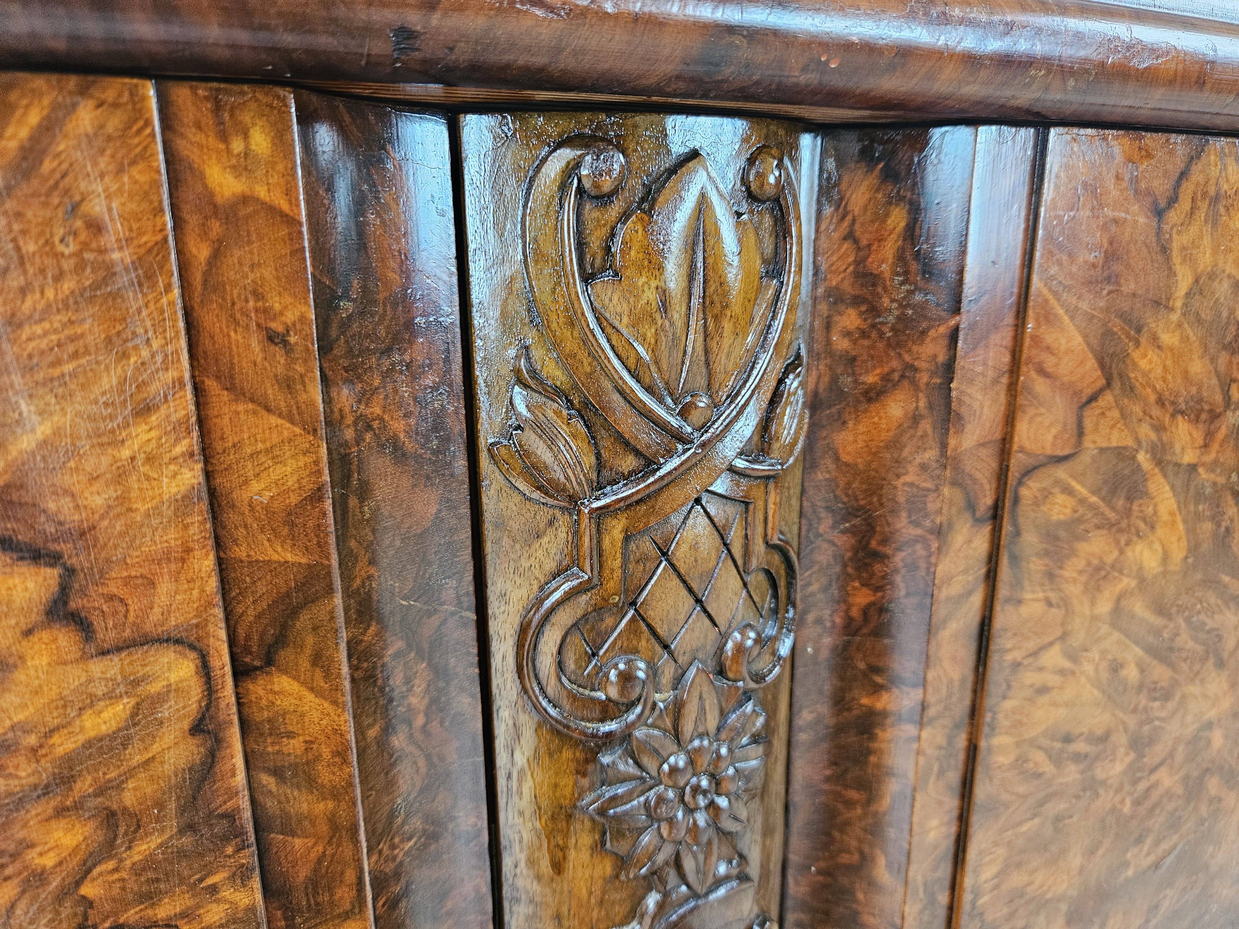 Vitrine Art Déco des années 1930 en noyer et racine de noyer