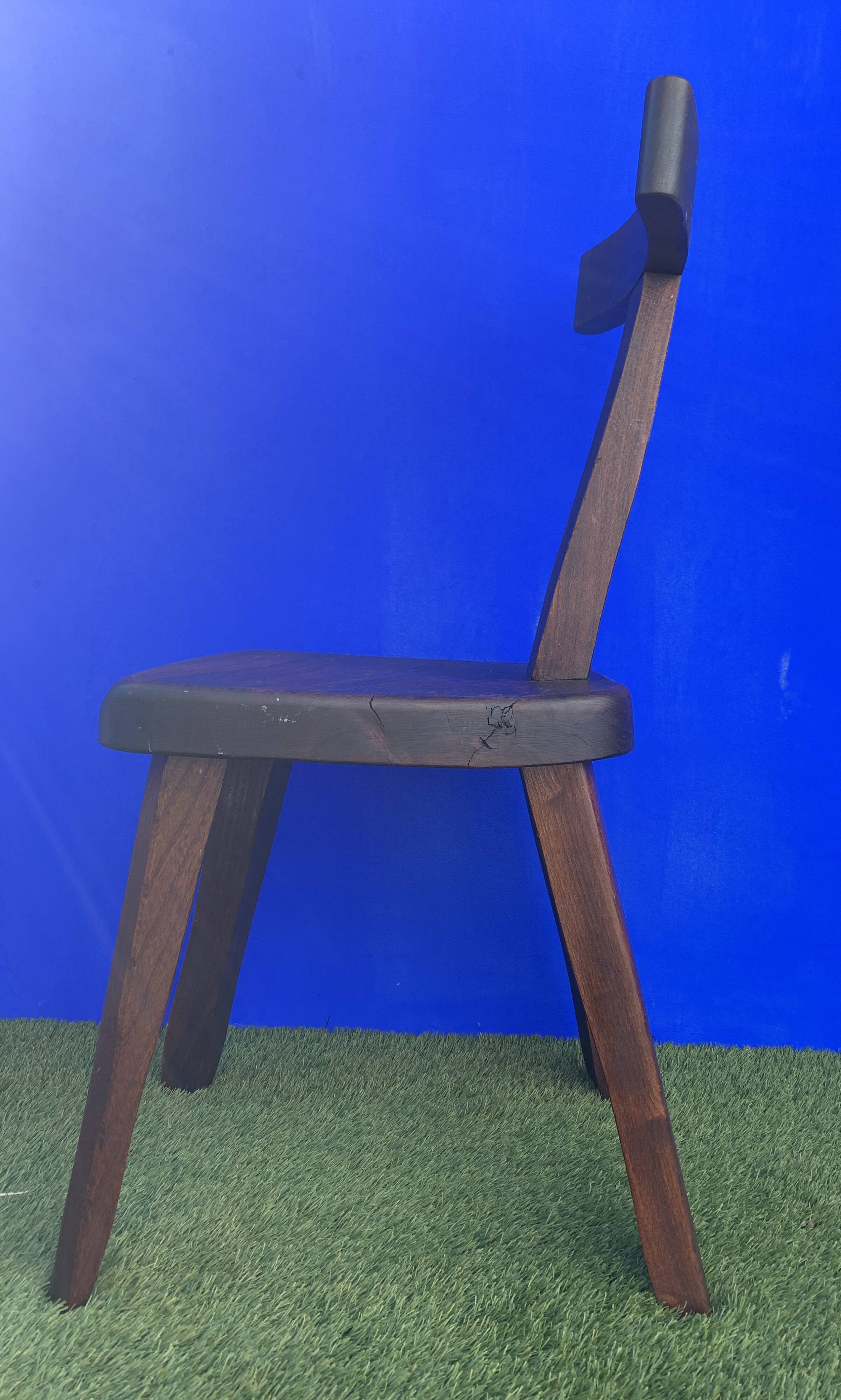 Pair of brutalist T-shaped chairs, solid Aranjou elm, design Olavi Hanninen, 1970