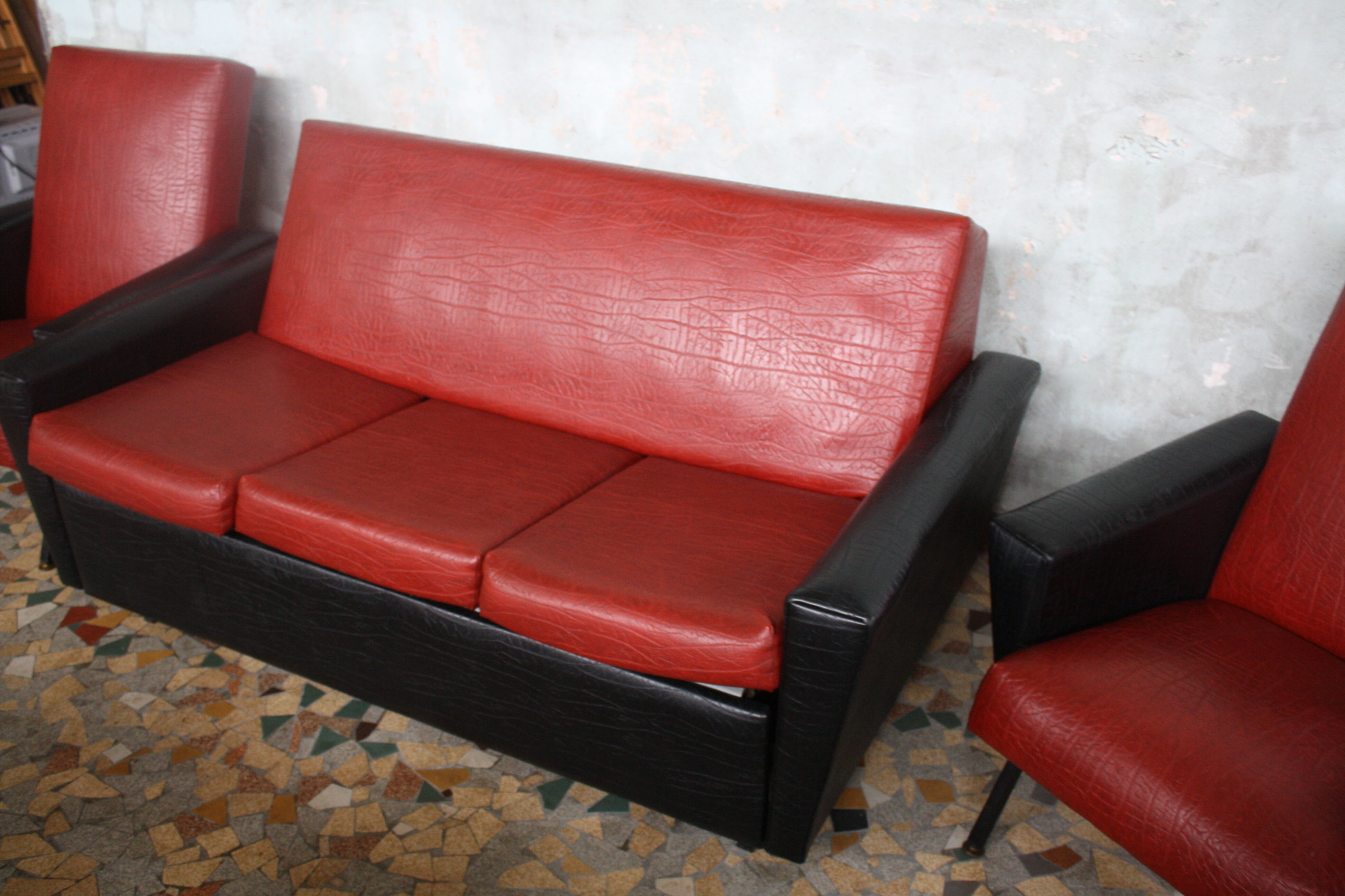 3-seater sofa and 2 rockabilly chairs in red and black skai