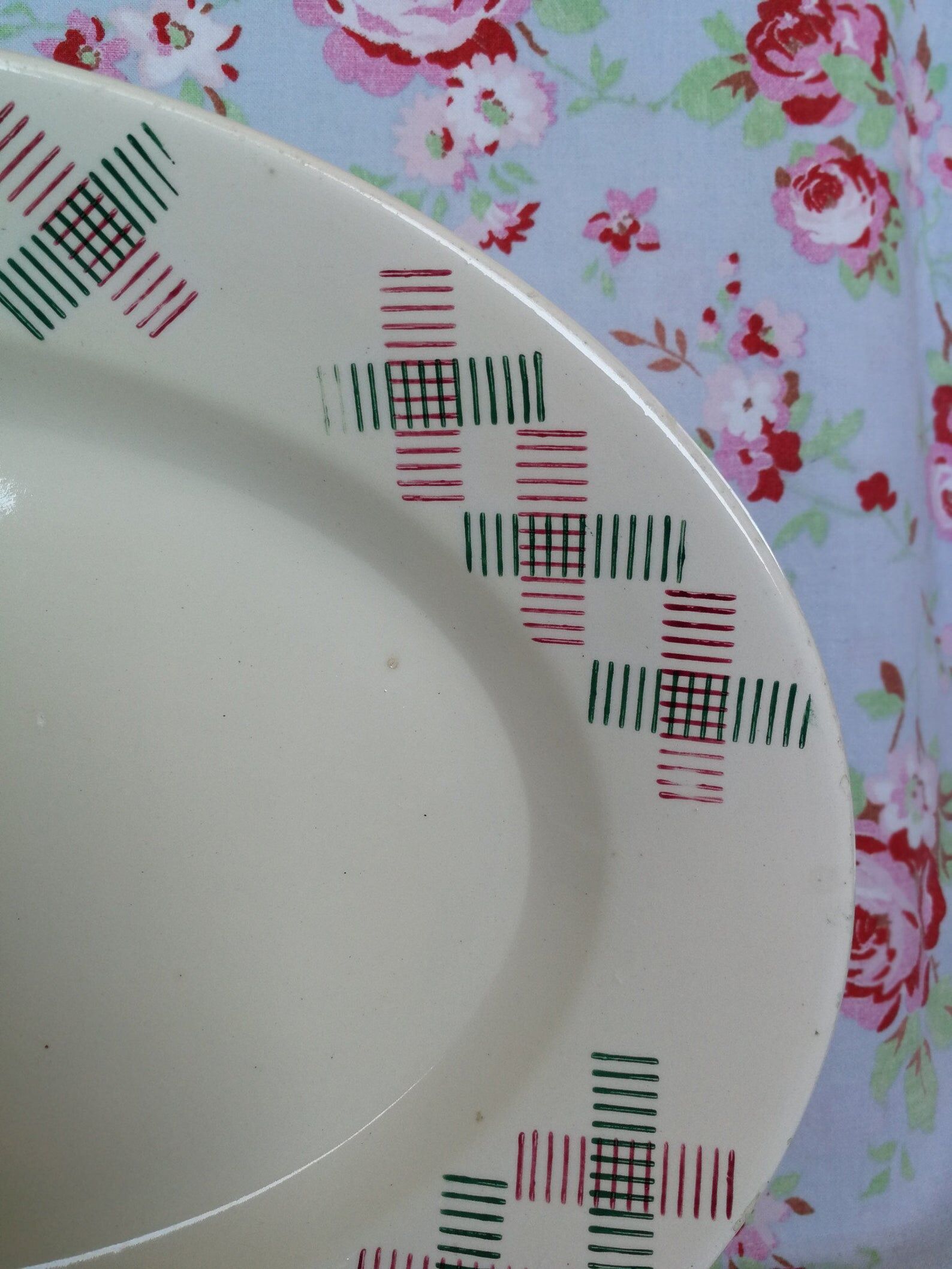 Oval dish old art deco red and green geometric shapes