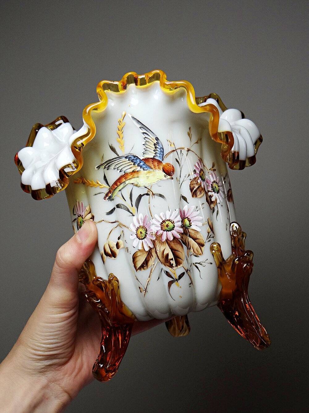 Vase tripode de style victorien en opaline émaillée, XIXe-XXe s.