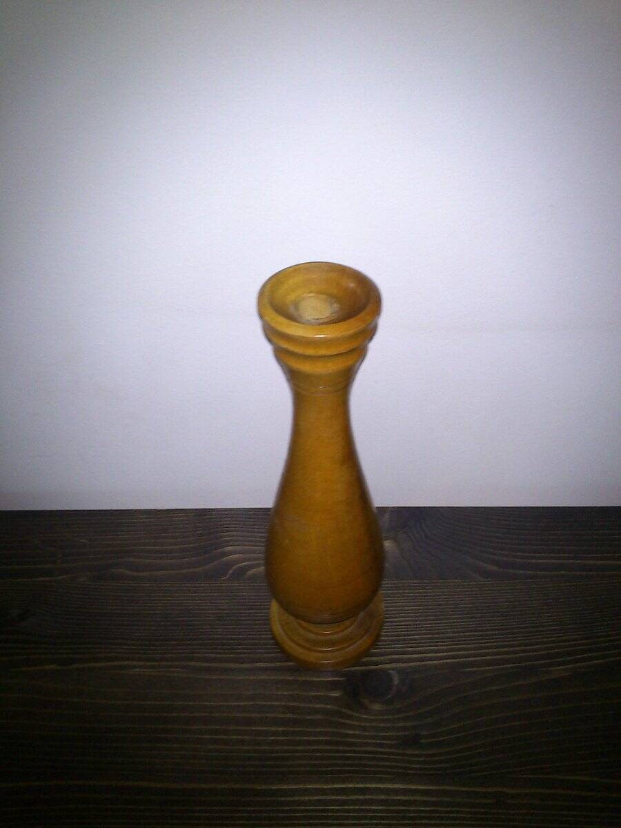 Brown wooden vase from the 1940s, turned, with an elongated silhouette and moulded base.