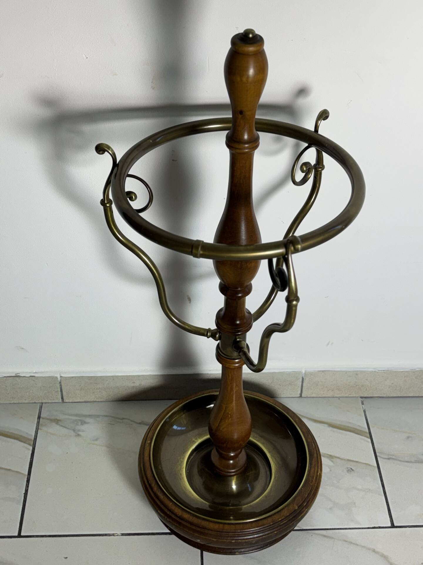Umbrella stand and English-style wooden and brass canes, 20th century.