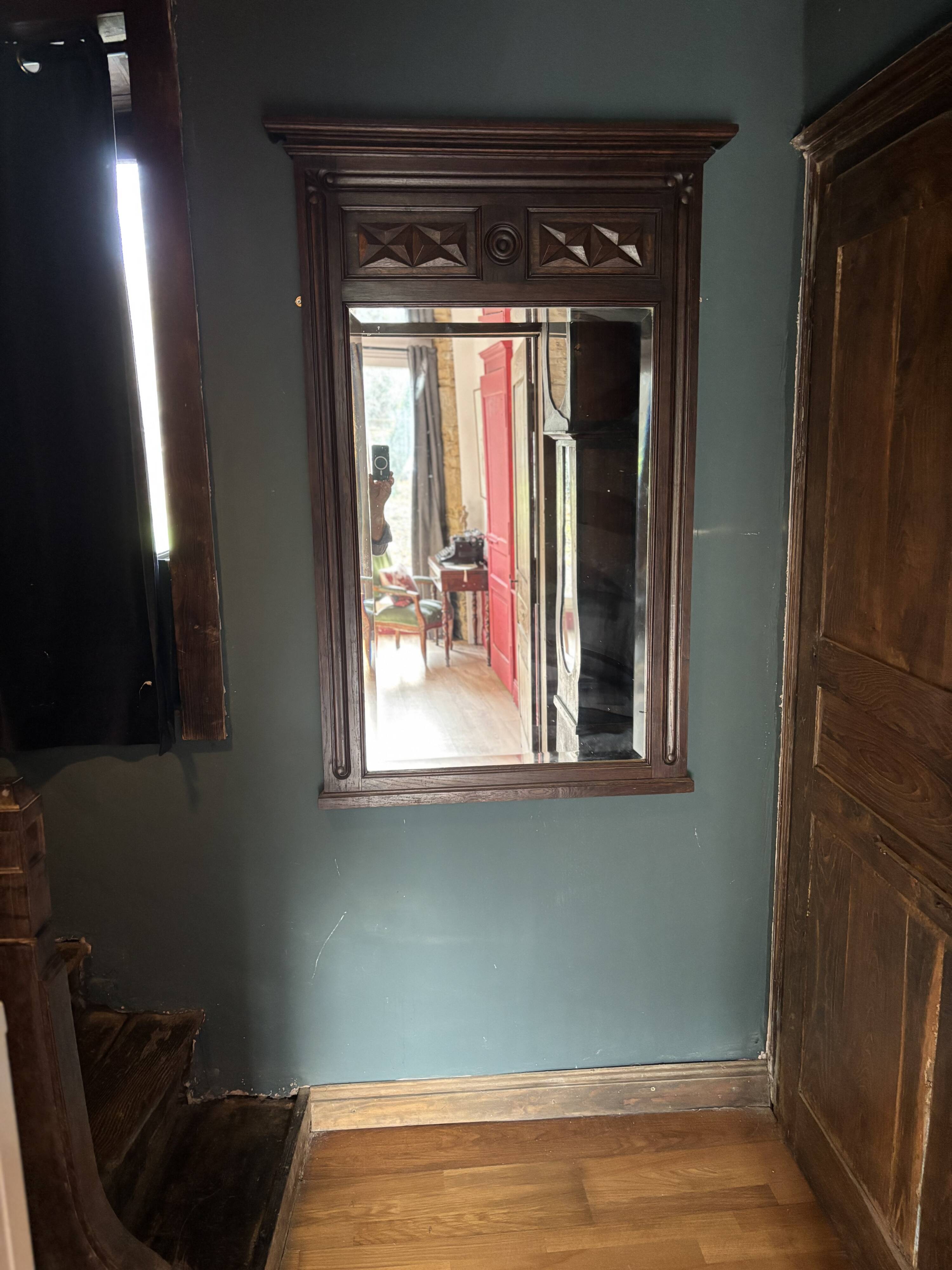 Miroir mural vintage encadré en chêne. Idéal pour les décorateurs.