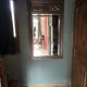 Miroir mural vintage encadré en chêne. Idéal pour les décorateurs.