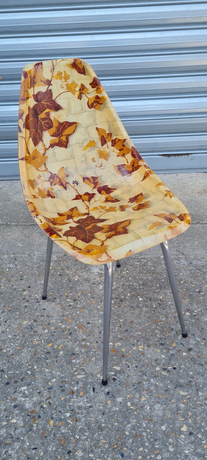La Cigogne fiberglass chair