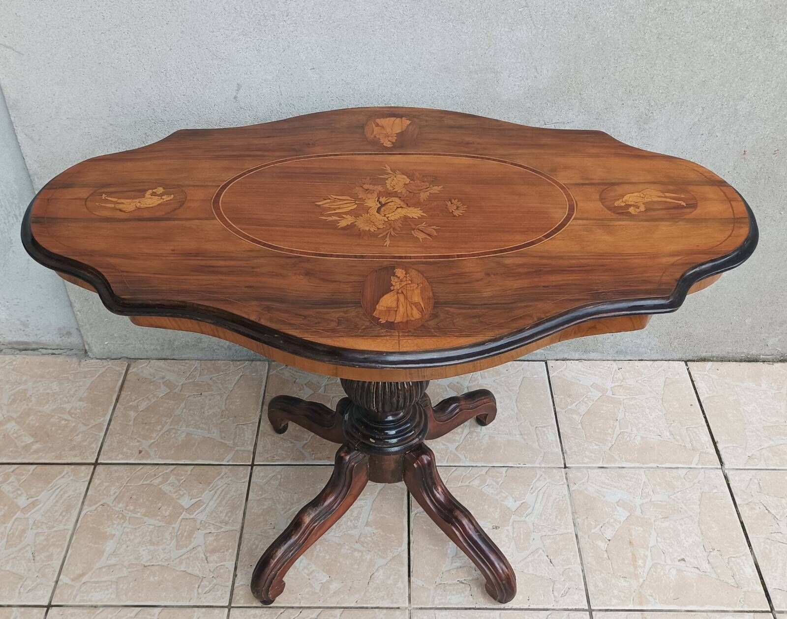 Napoleon III walnut burl table