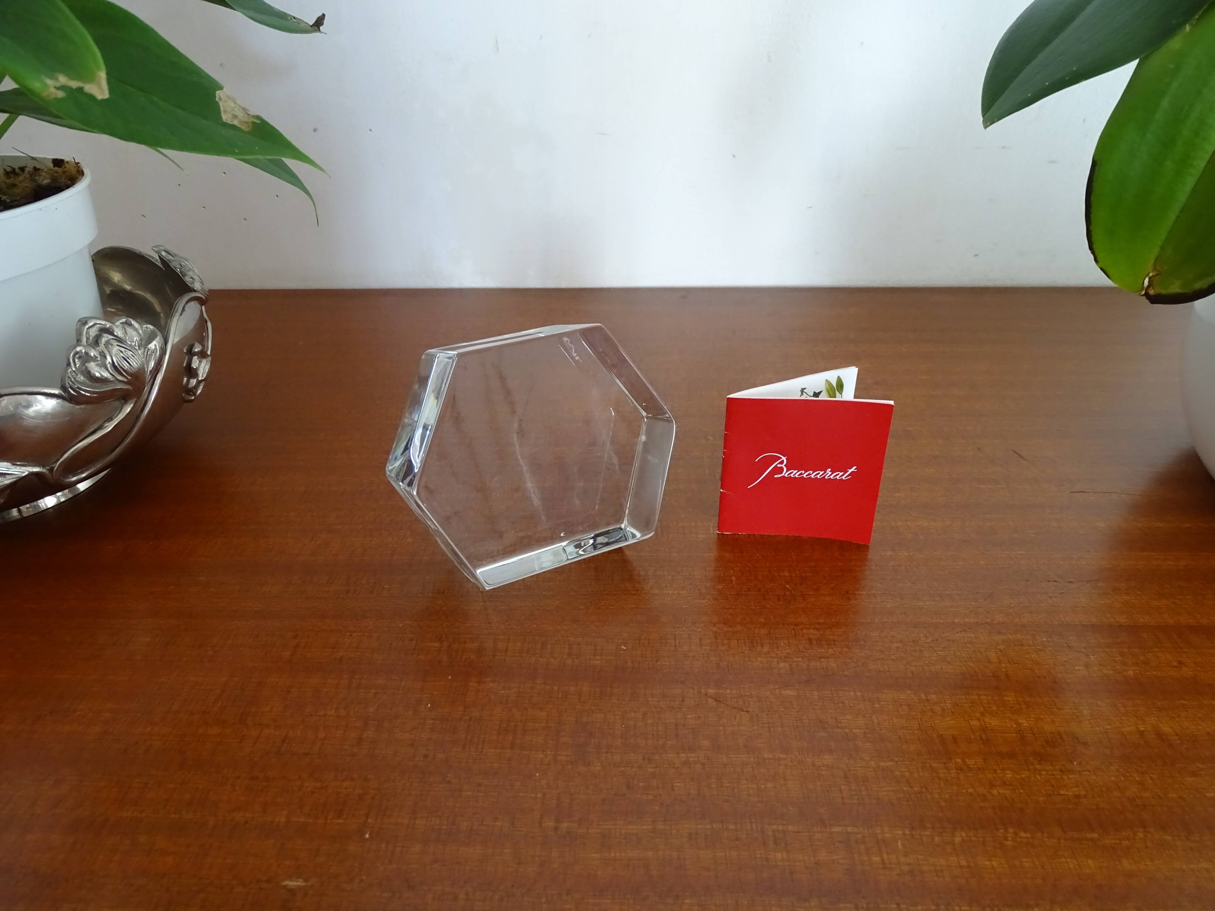 Baccarat crystal paper press - Signed hexagonal block