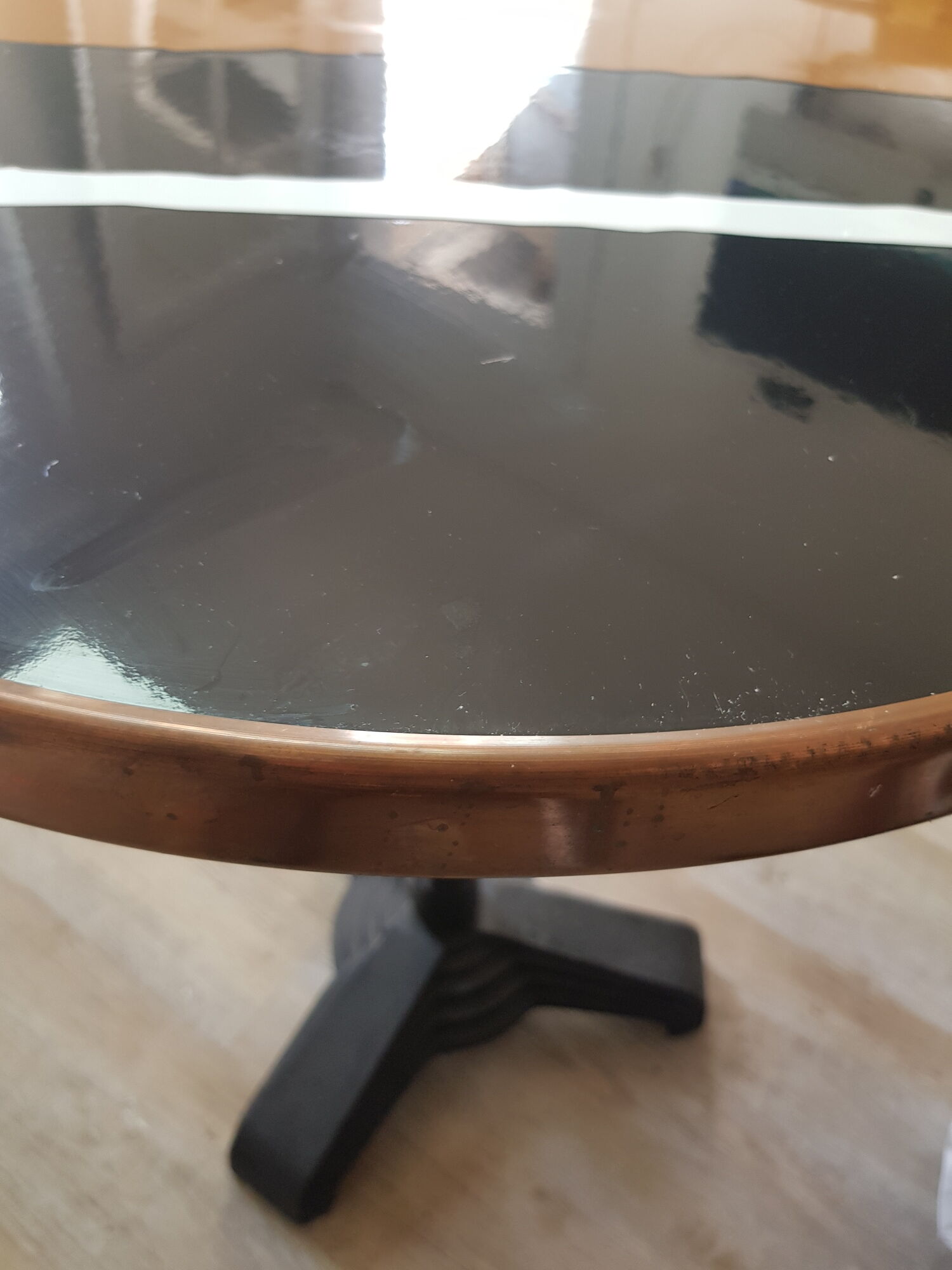 Table bistrot émaillée avec cerclage de cuivre et pieds en fonte