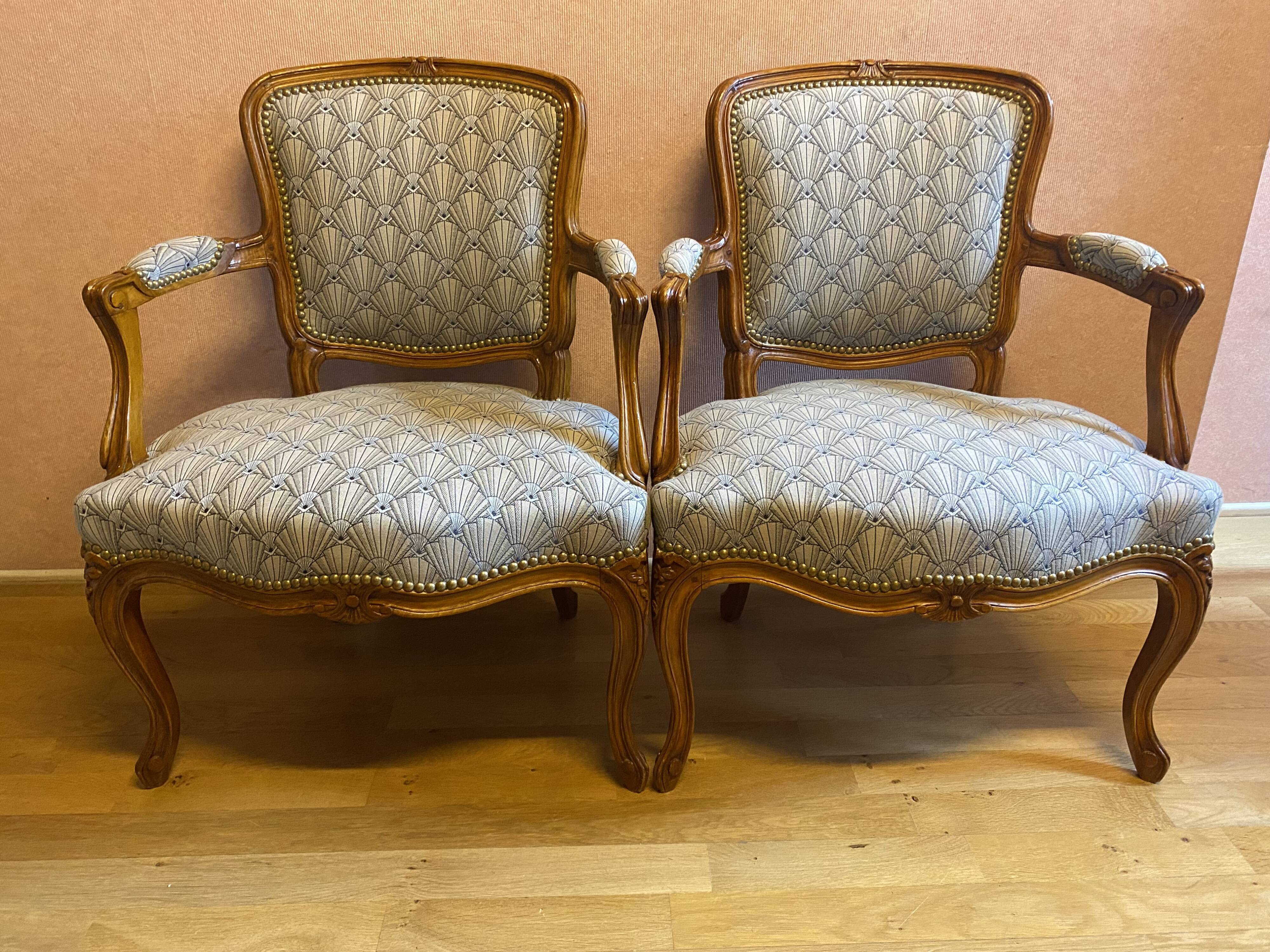 Paire de fauteuils de style Louis XV tissu moderne
