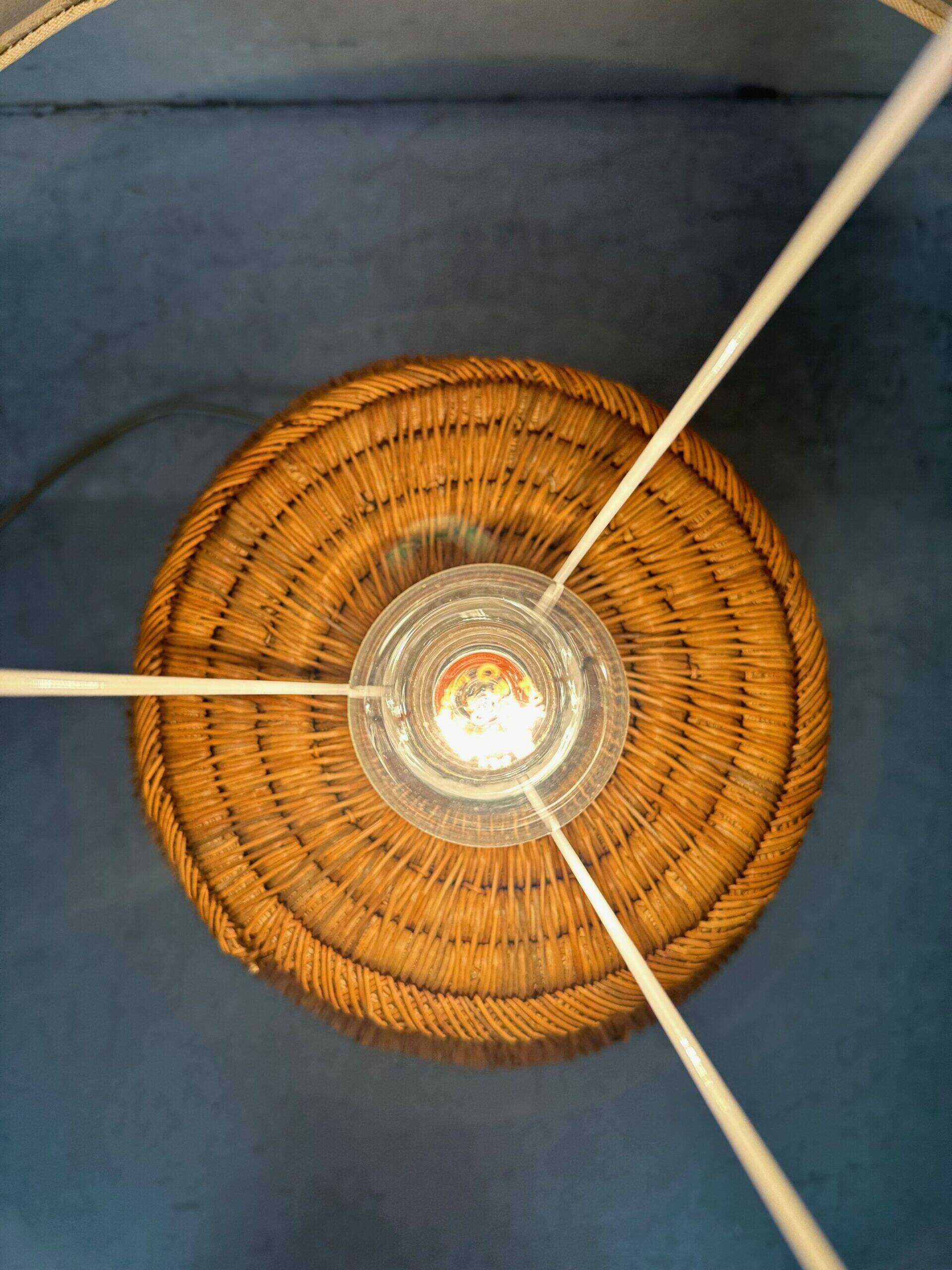 Lampe de table vintage – ancien pichet en rotin