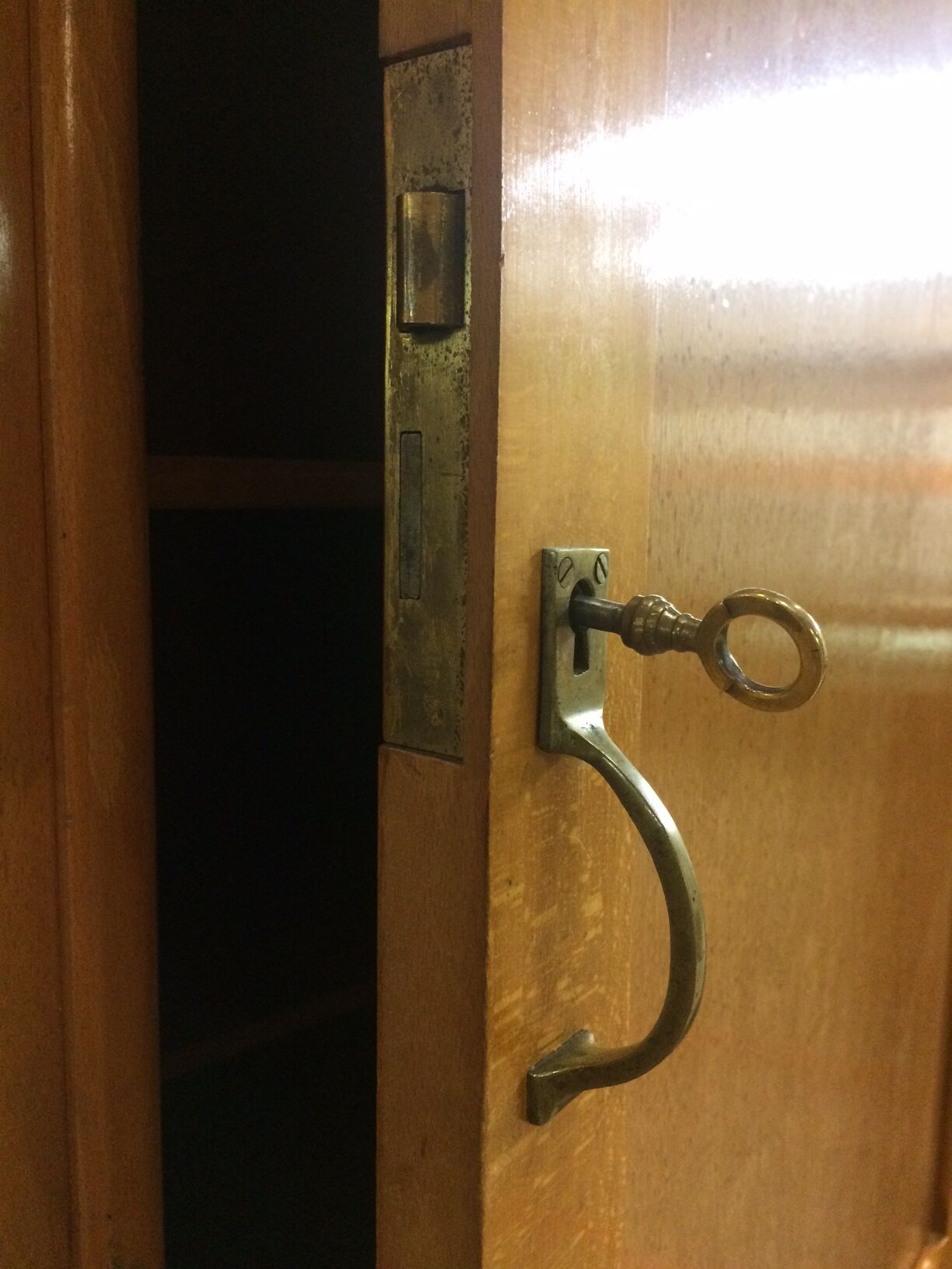 Art Deco cabinet in oak and veneer