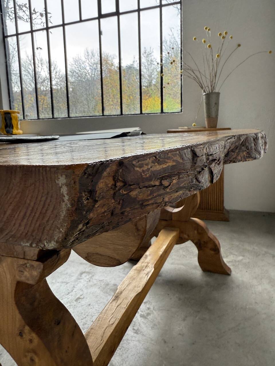 Table artisanale en orme massif, art populaire