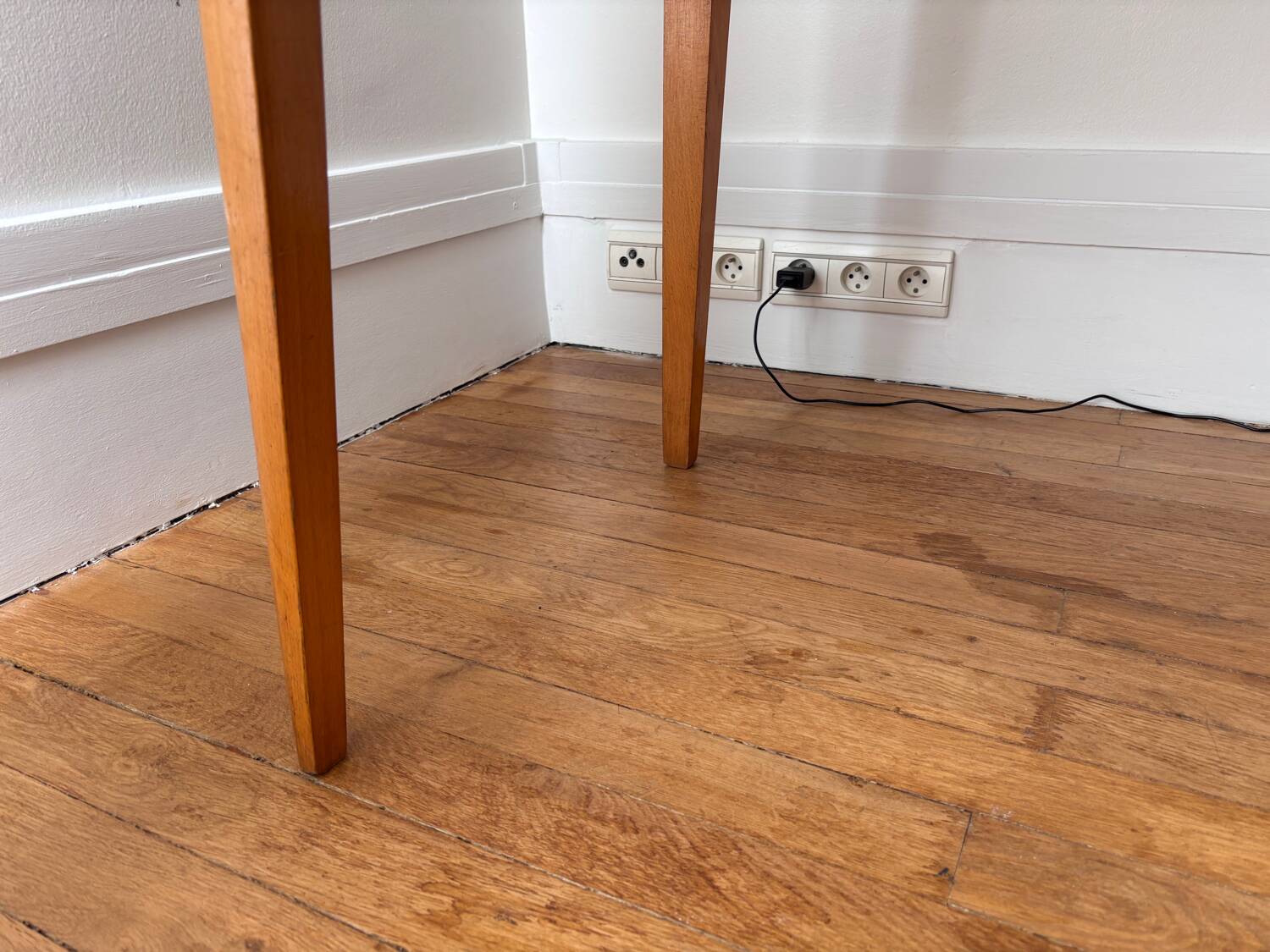 Desk with tapered legs