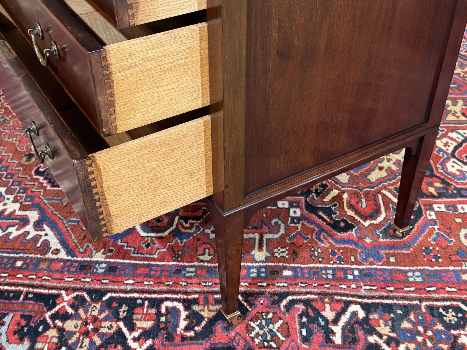 Commode anglaise en acajou et chêne, début XXème