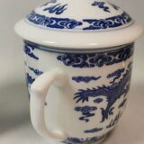 2 Tea Cups in Old Chinese Porcelain, covered cup with blue and white Double Dragon patterns