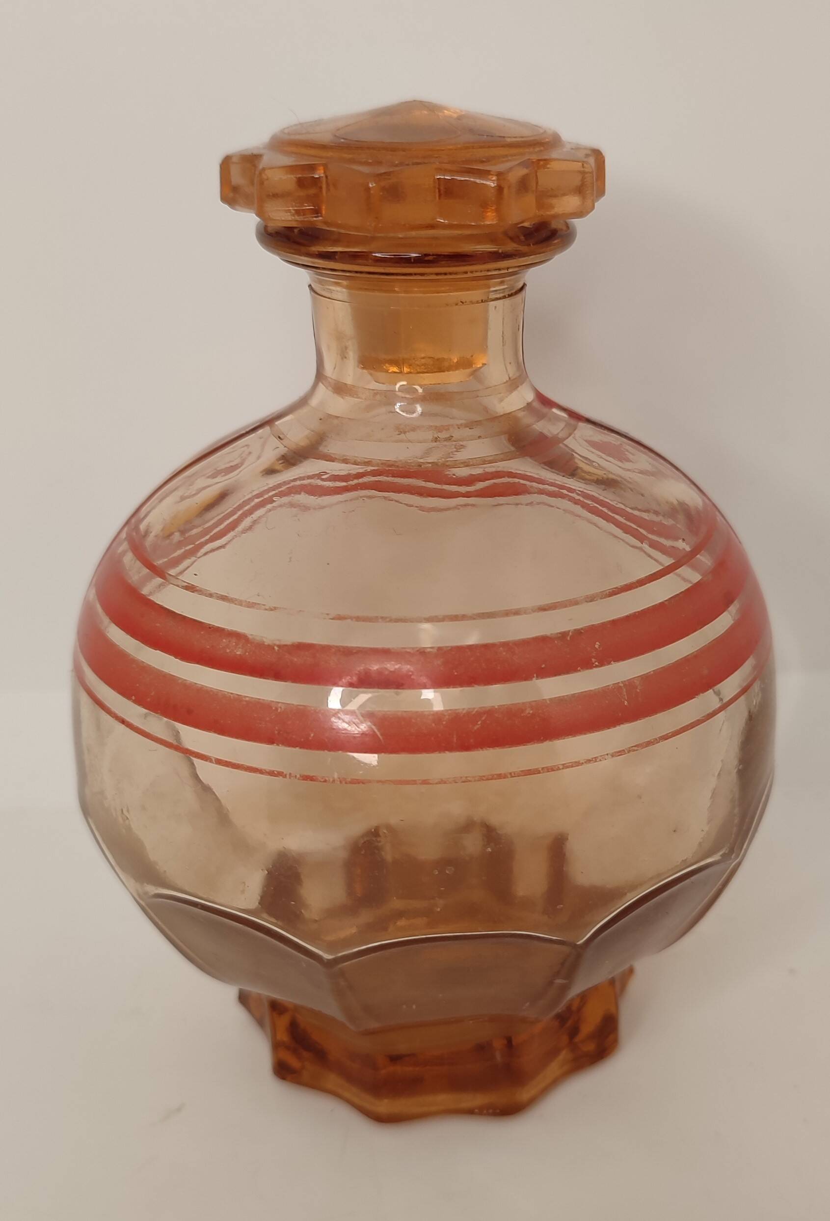 Carafe liquor service + vintage glasses