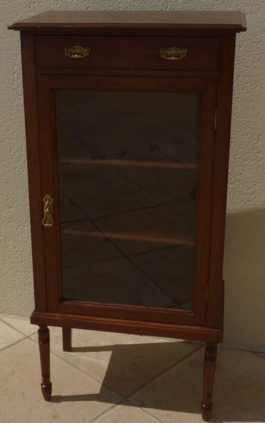 Mahogany veneer display case, opening with a door and a drawer, Louis XVI style - Very good condition