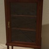 Mahogany veneer display case, opening with a door and a drawer, Louis XVI style - Very good condition