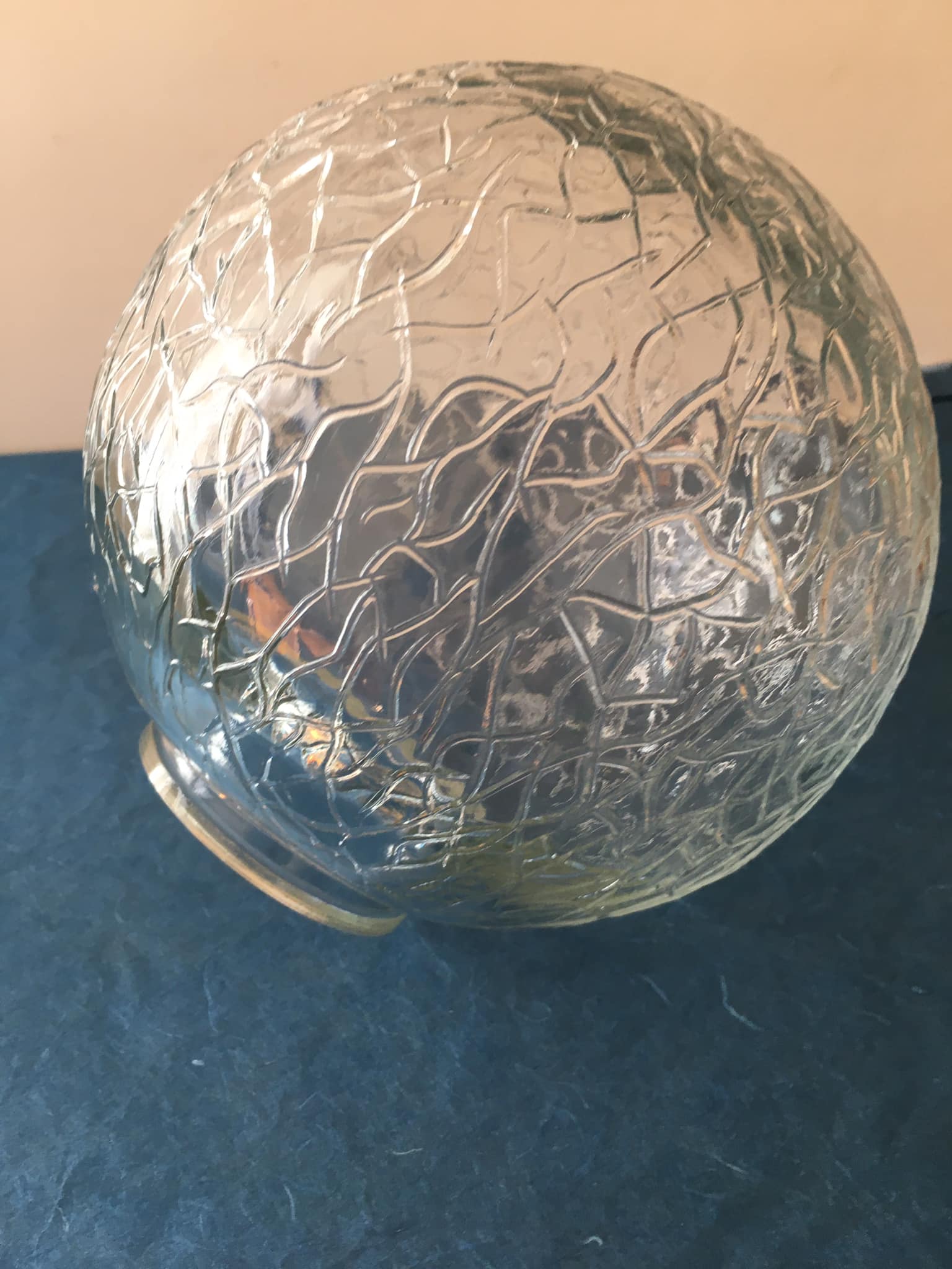 Globe en verre blanc craquelé