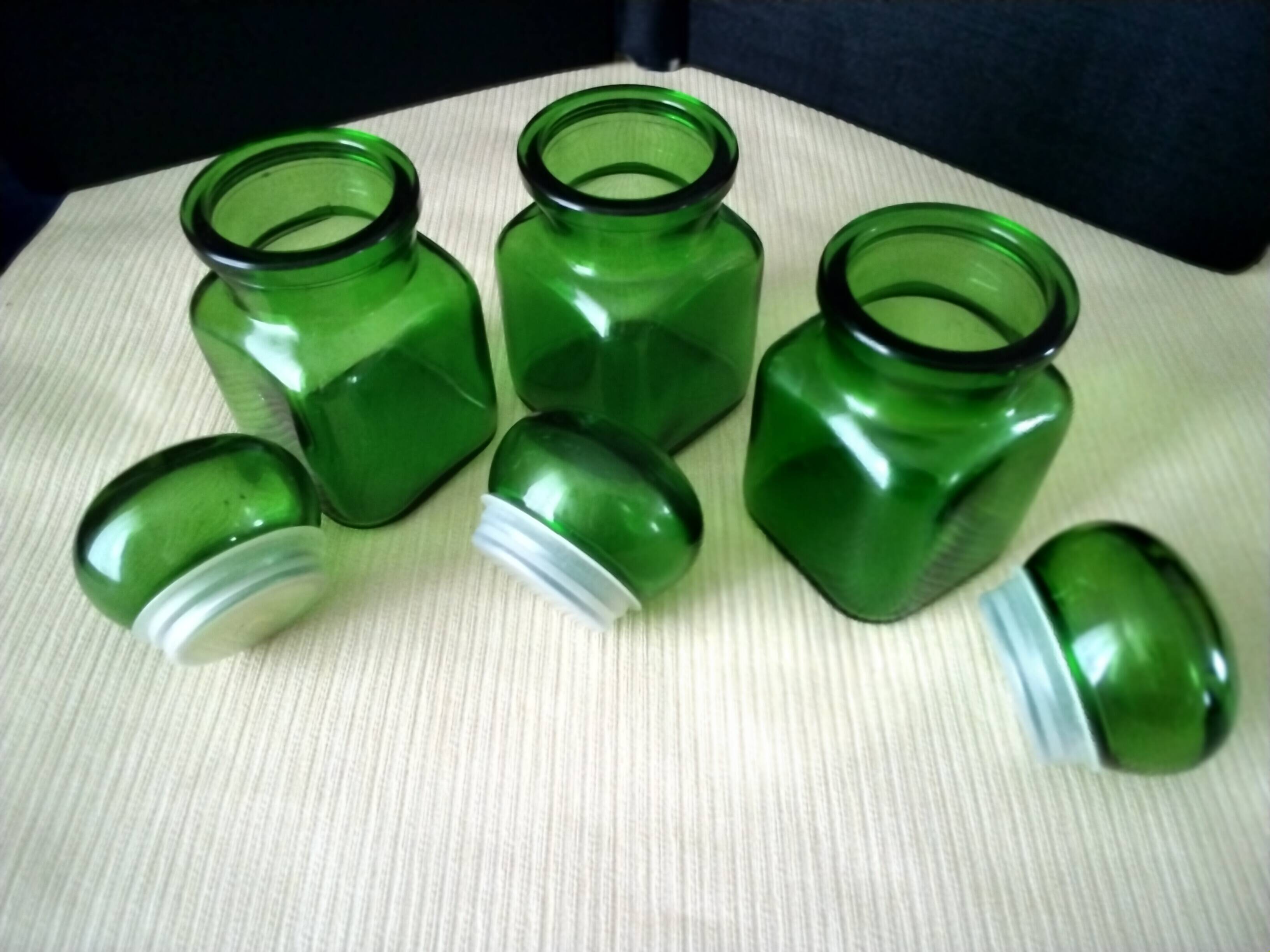 3 pots, flacons en verre vert, années 70