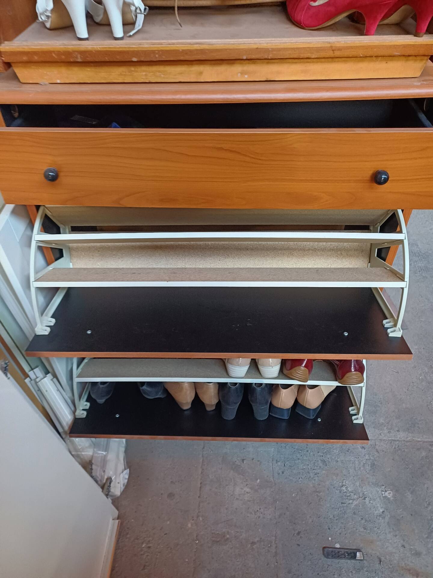 Shoe cabinet