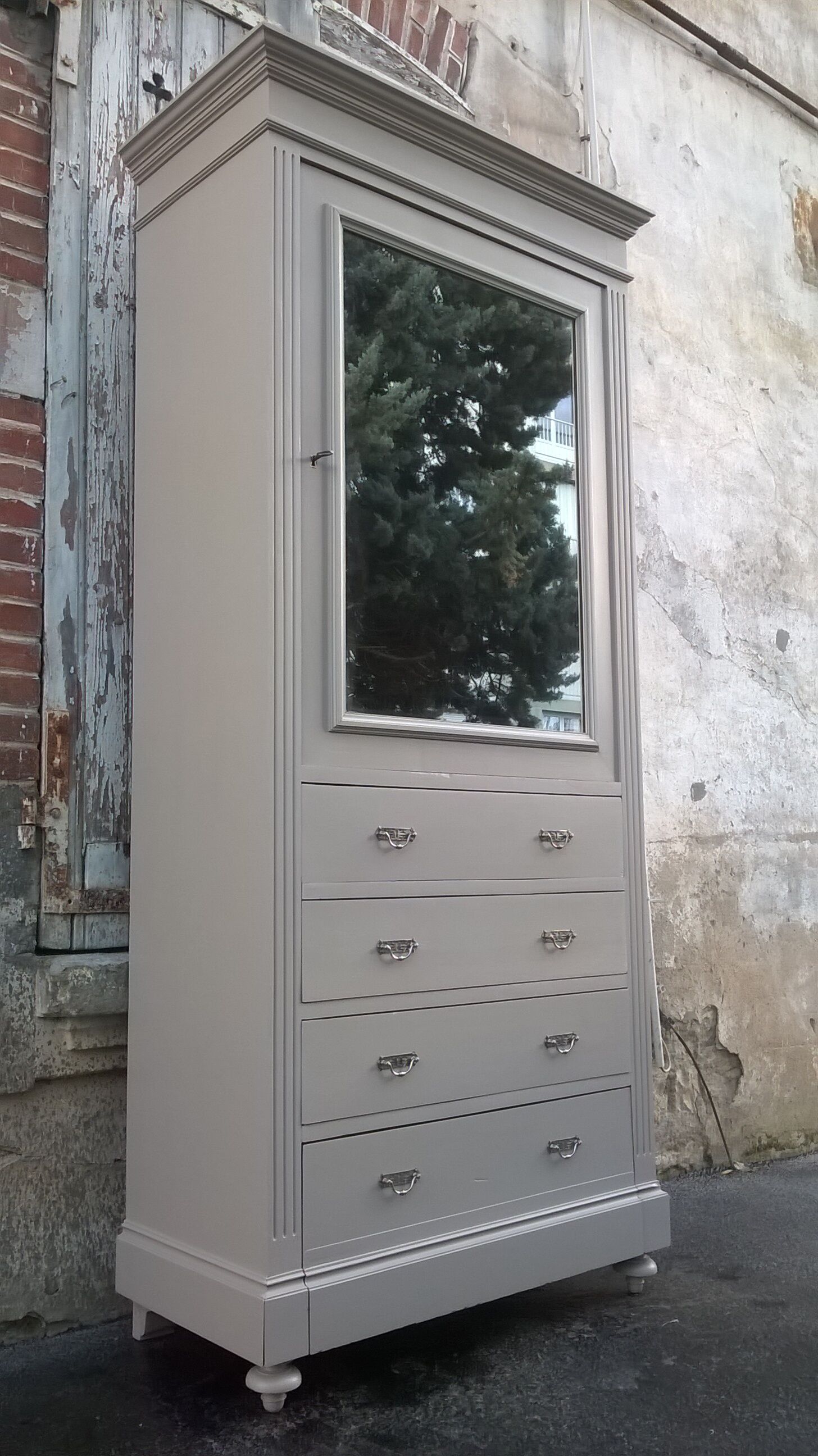 Parisian hotel wardrobe from the 1930s